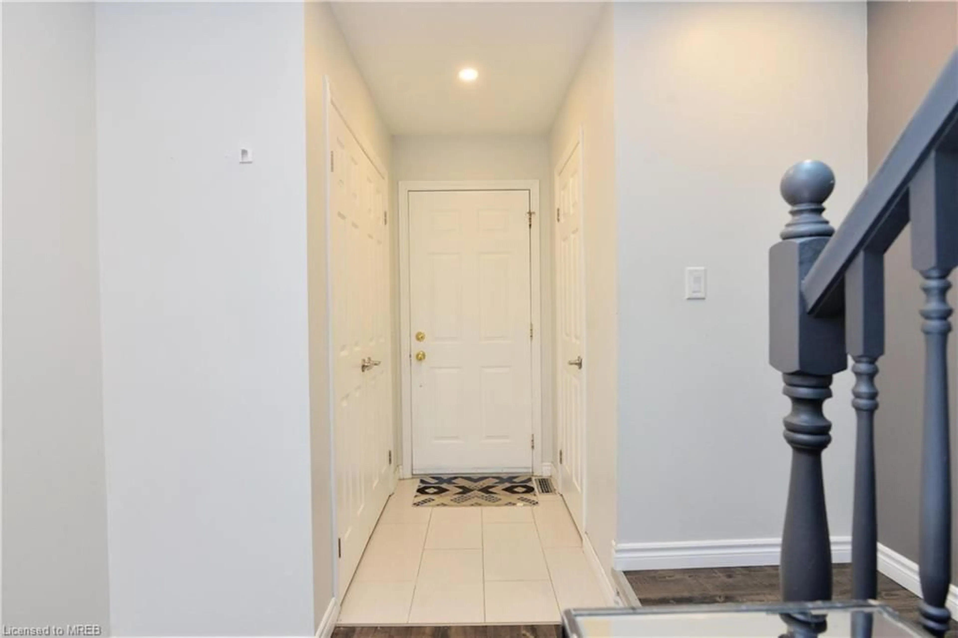 Indoor entryway for Ave, Hamilton Ontario L8G 5C7