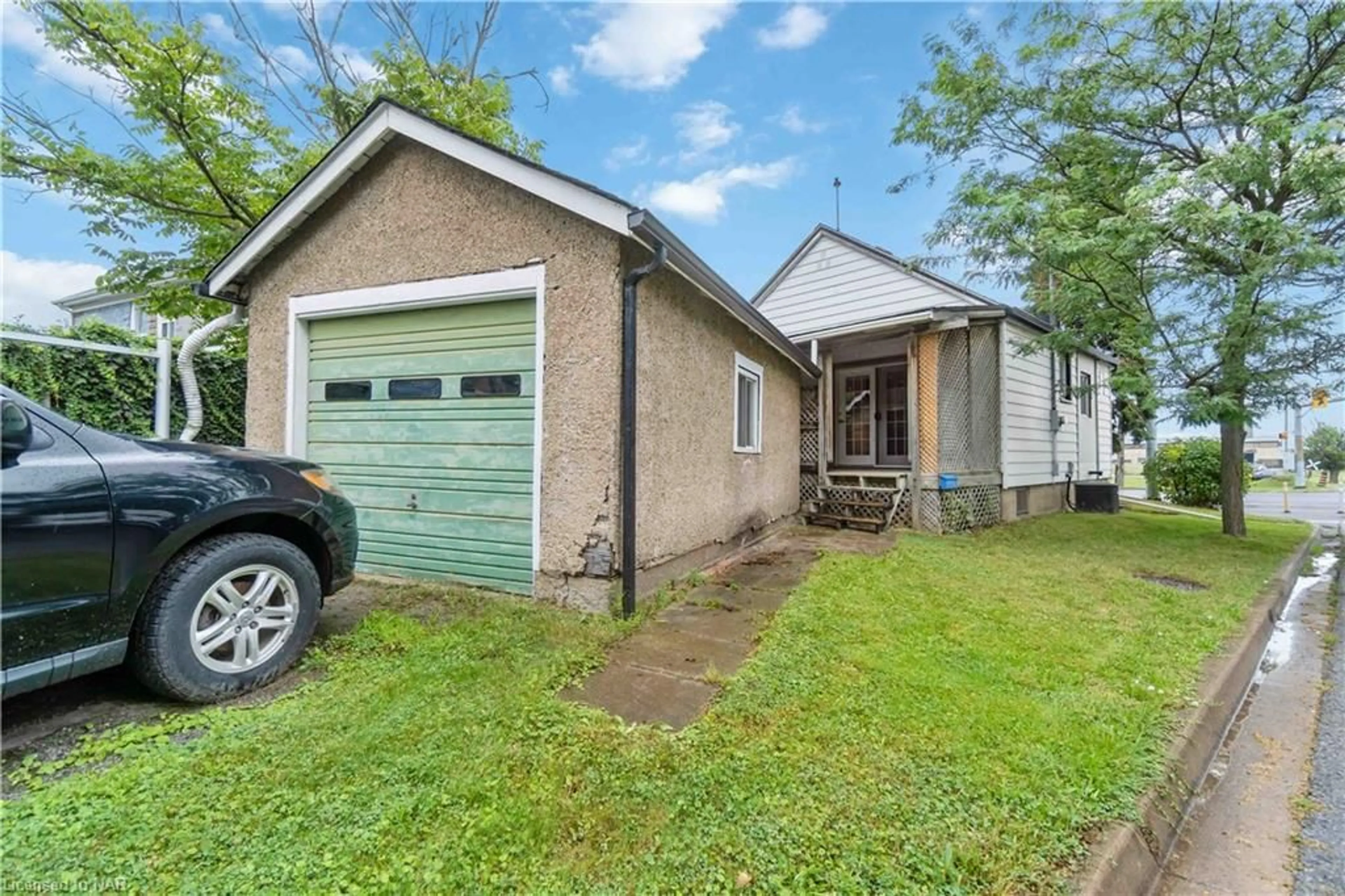 Frontside or backside of a home for 100 Eastchester Ave, St. Catharines Ontario L2P 2Y7