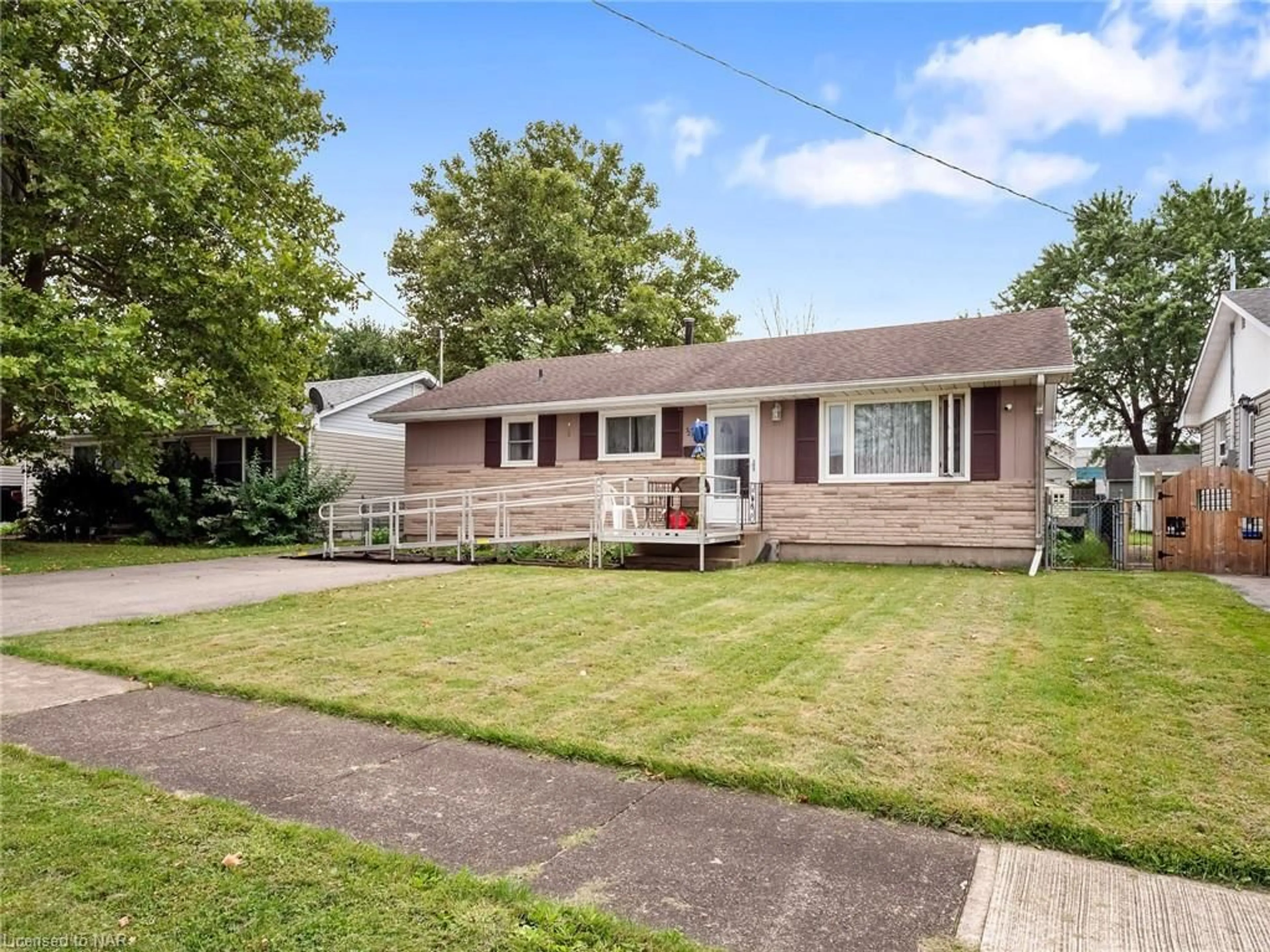 Frontside or backside of a home for 321 Dufferin St, Fort Erie Ontario L2A 2T8