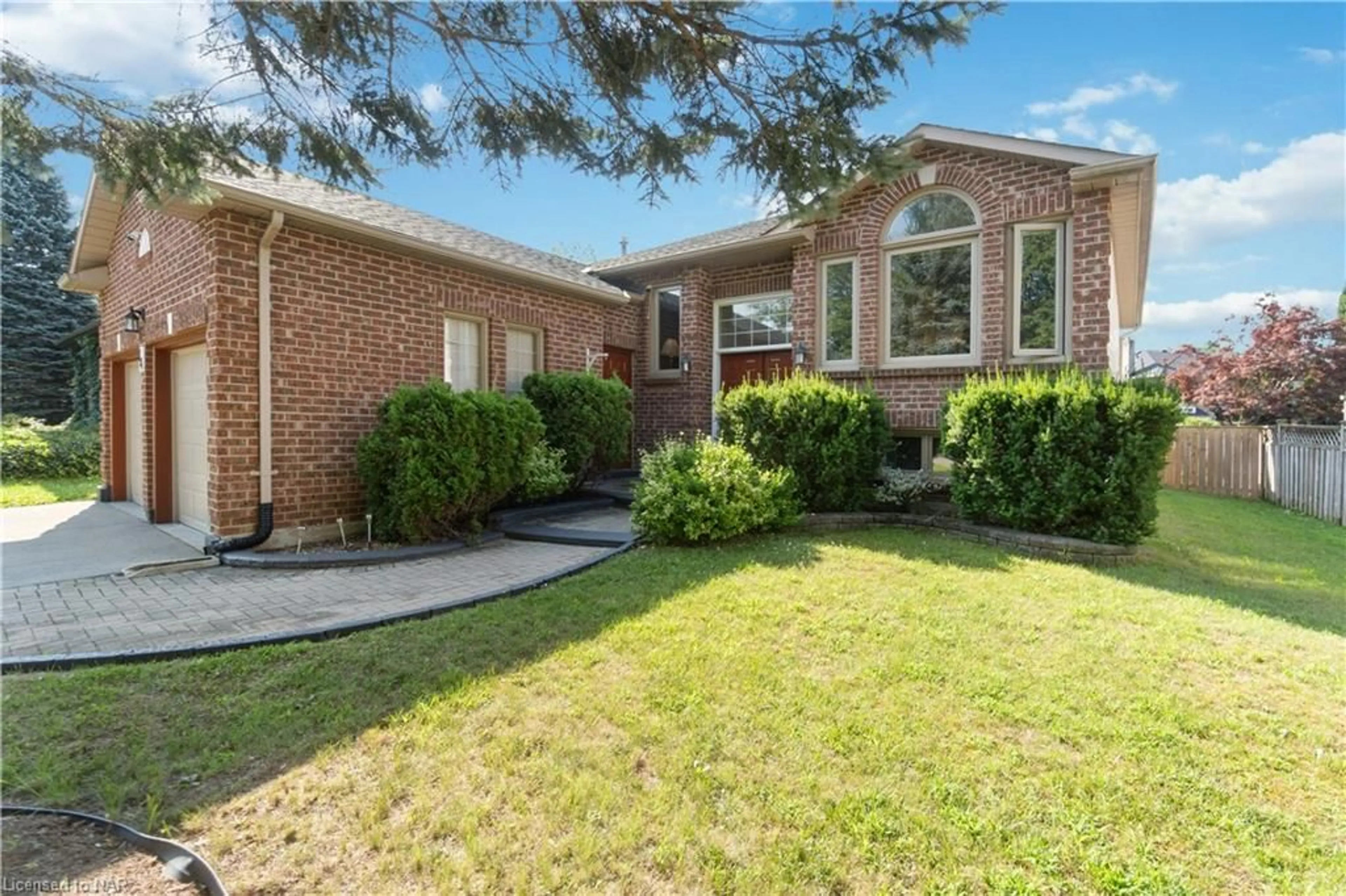 Home with brick exterior material for 14 Meadowbrook Lane, Fonthill Ontario L0S 1E4