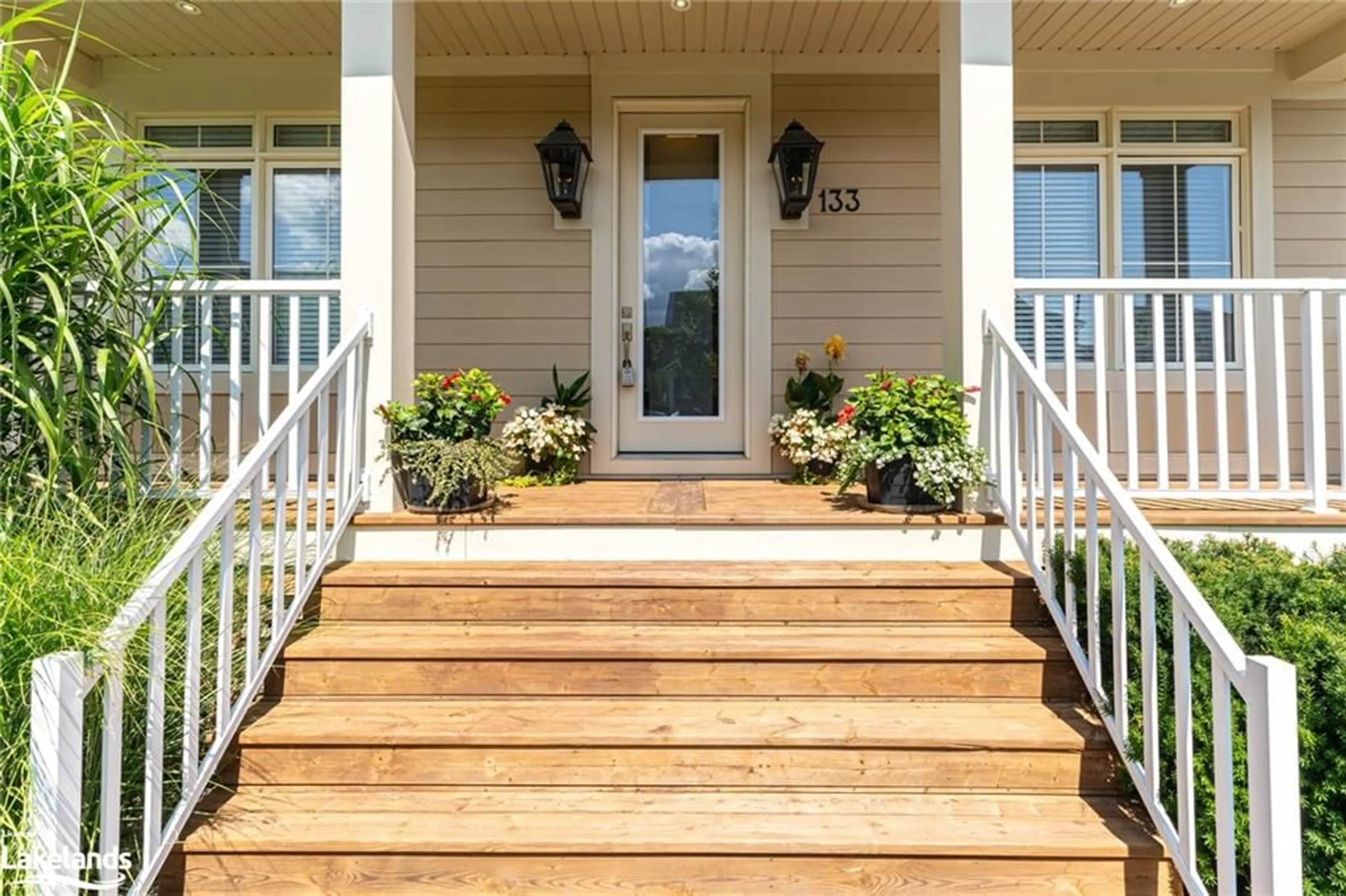 Indoor entryway, wood floors for 133 Yellow Birch Cres, Town Of Blue Mountains Ontario L9Y 0Y5