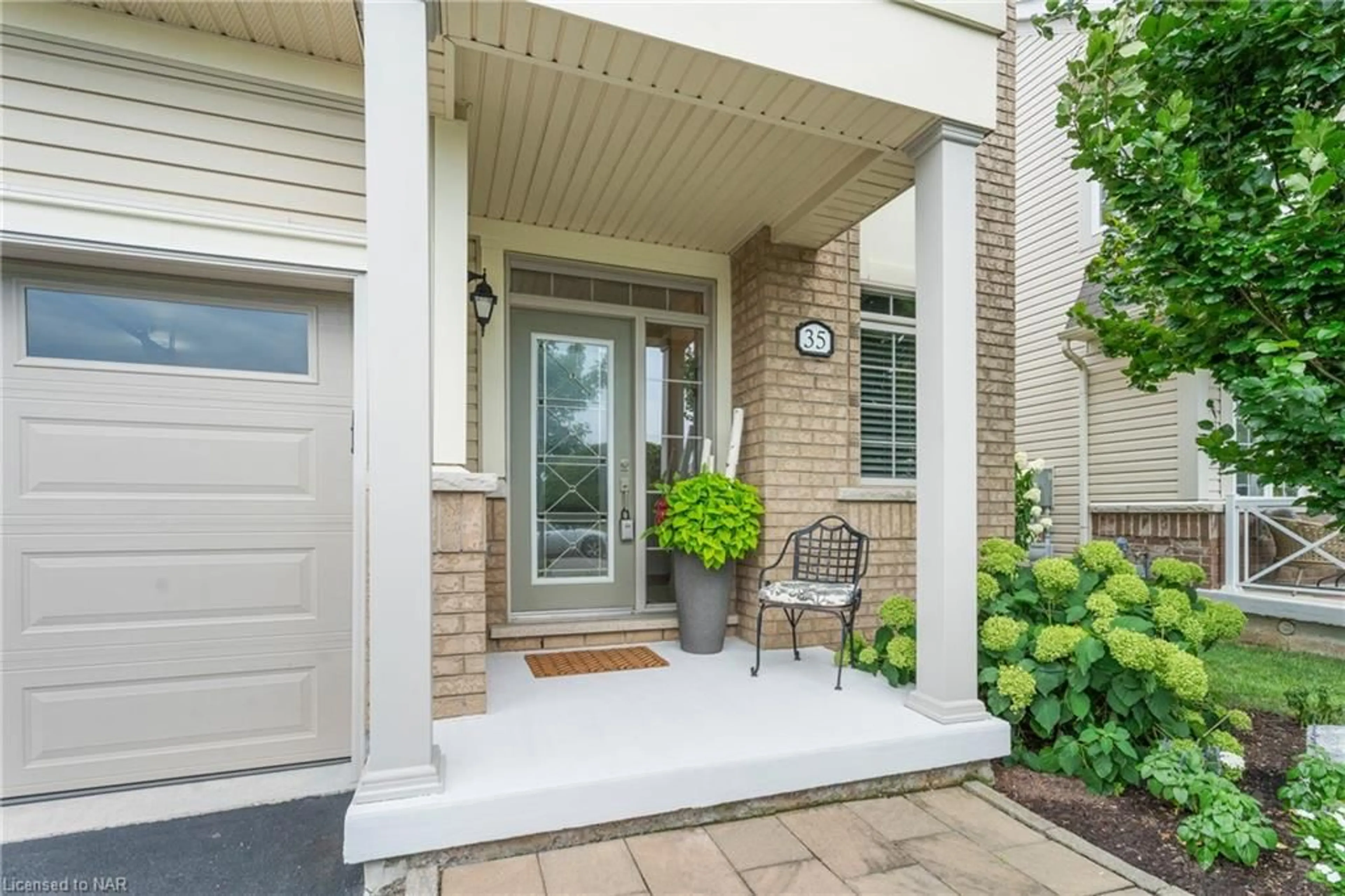 Indoor entryway, wood floors for 35 Cannery Dr, Niagara-on-the-Lake Ontario L0S 1J1