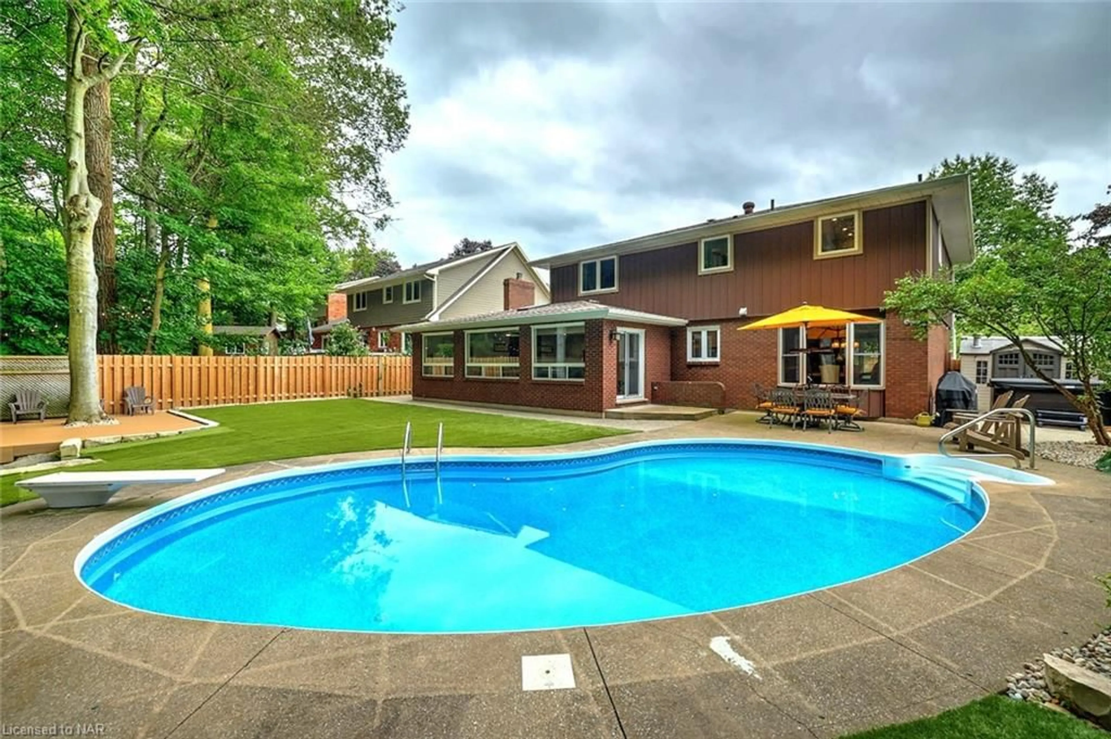 Indoor or outdoor pool for 16 Blackwood Cres, Fonthill Ontario L0S 1E0