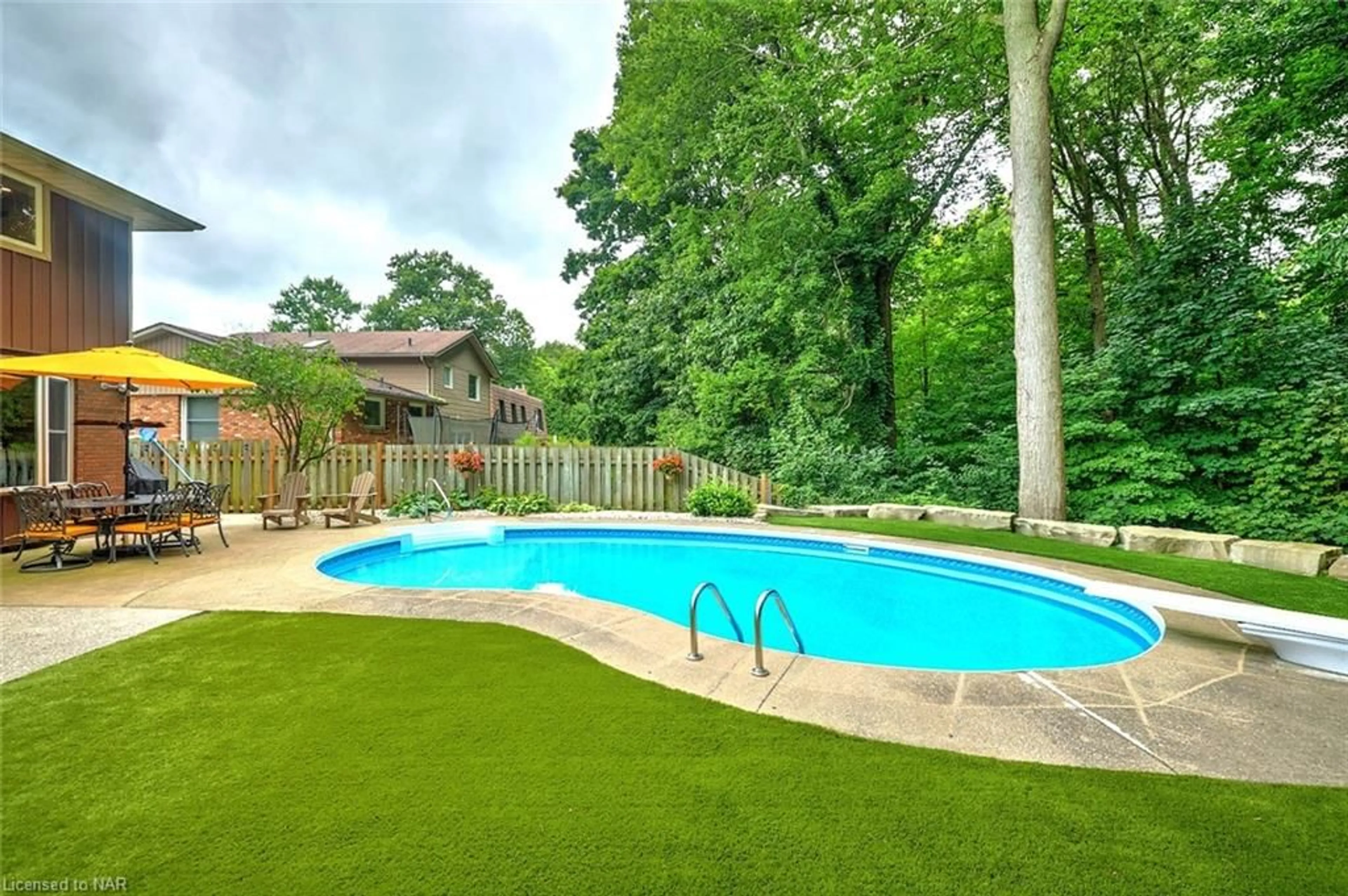 Indoor or outdoor pool for 16 Blackwood Cres, Fonthill Ontario L0S 1E0