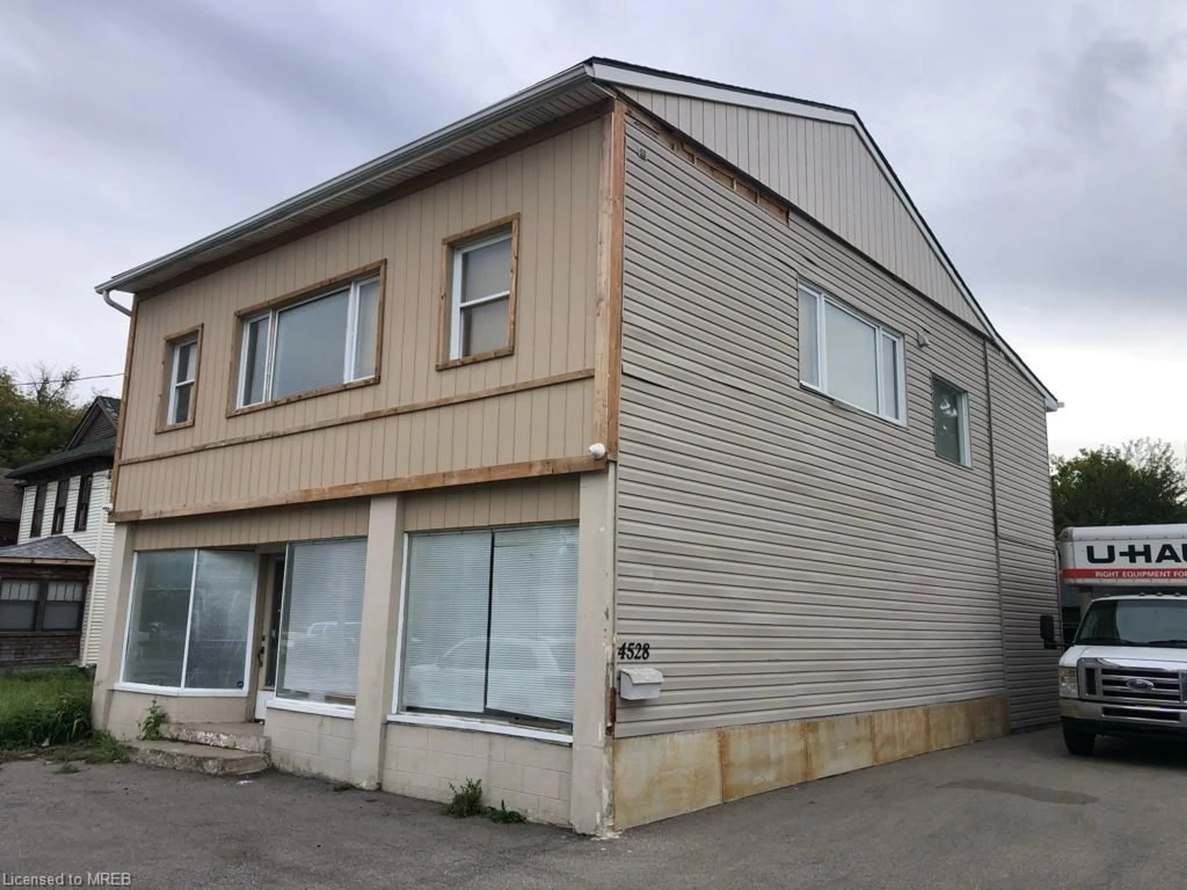 Outside view for 4528 Bridge St, Niagara Falls Ontario L2E 2R7