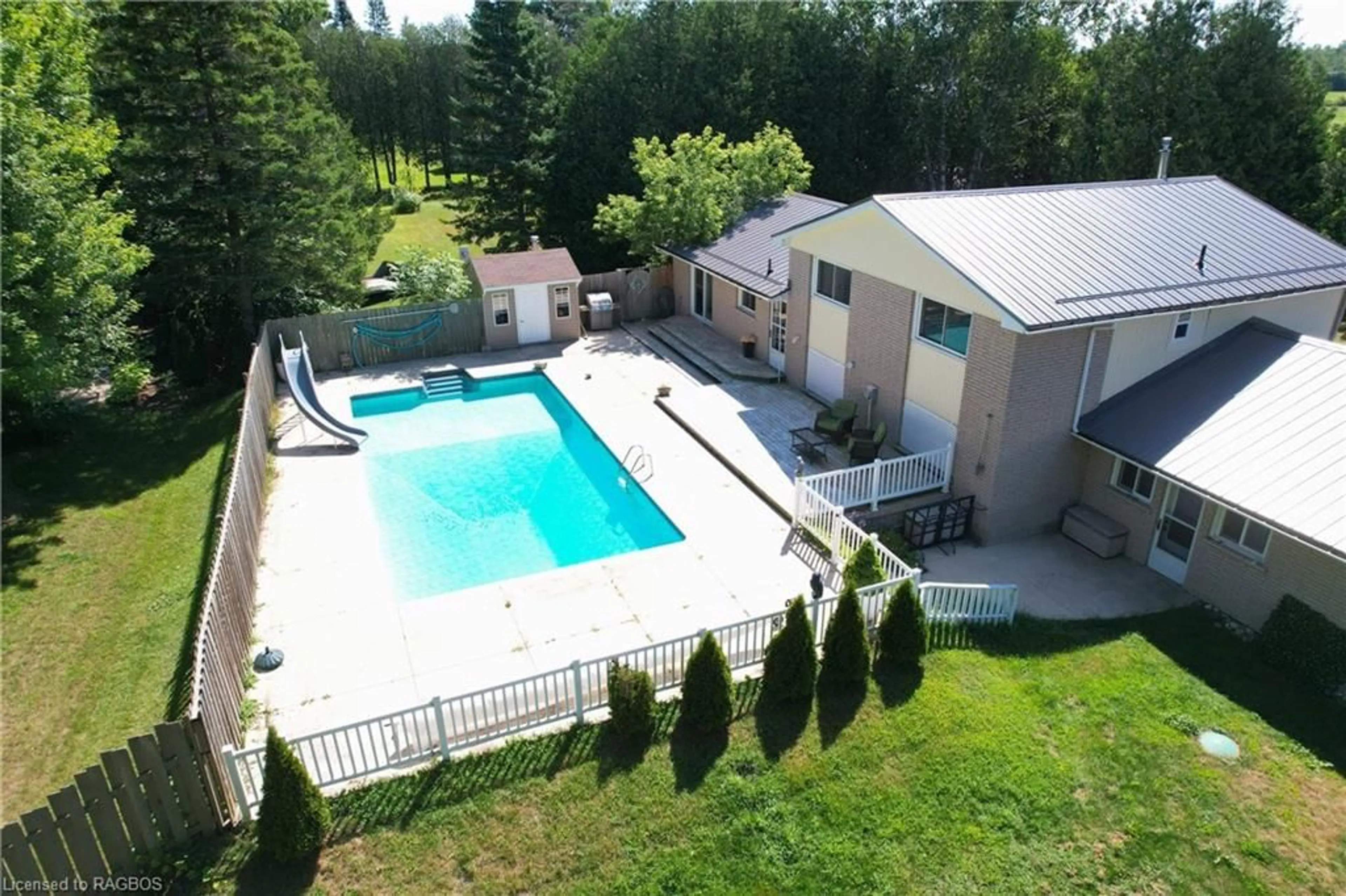 Indoor or outdoor pool for 400 Queen St, Hepworth Ontario N0H 1P0