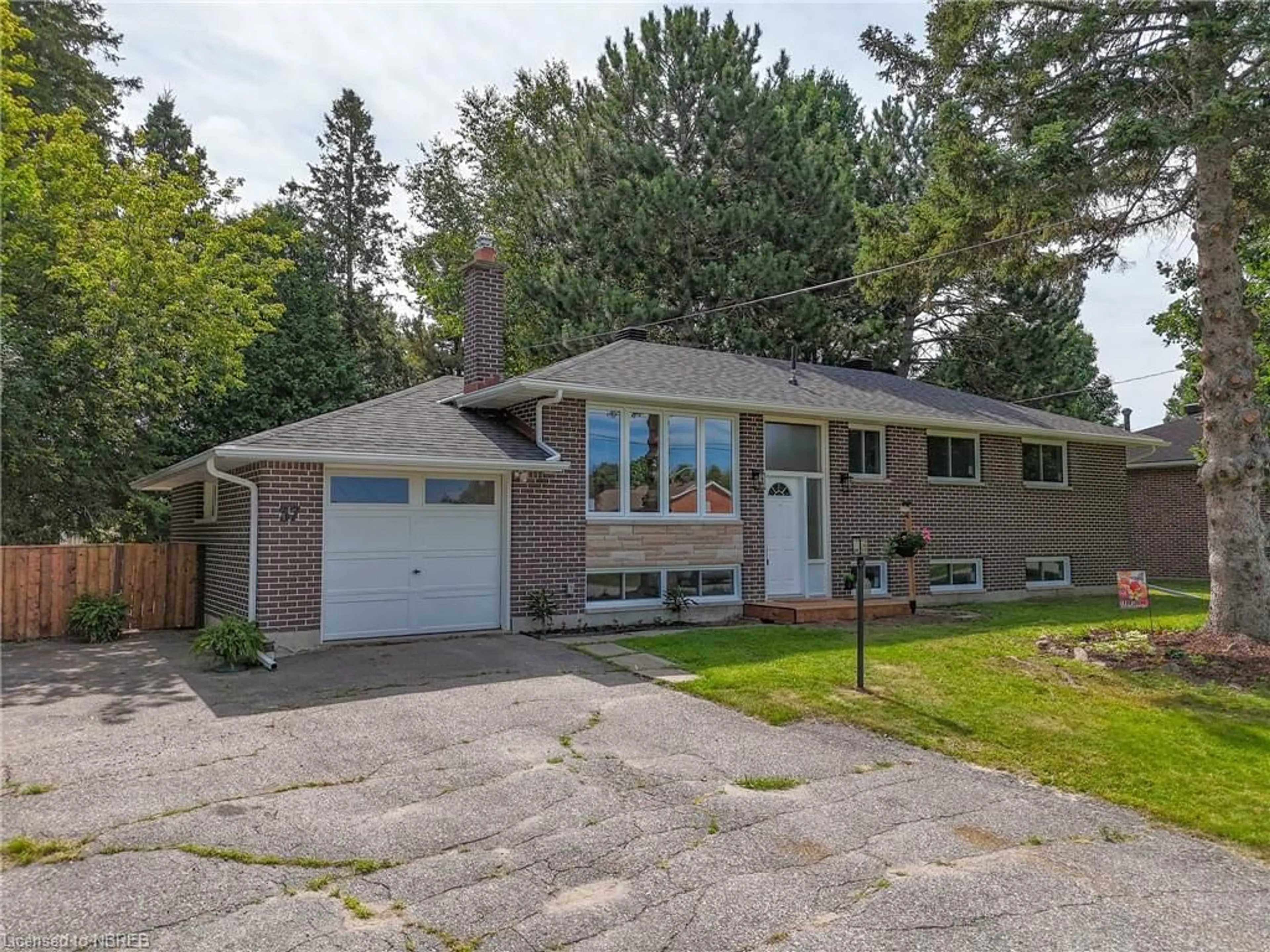 Frontside or backside of a home, cottage for 37 Superior Cres, North Bay Ontario P1A 2V9