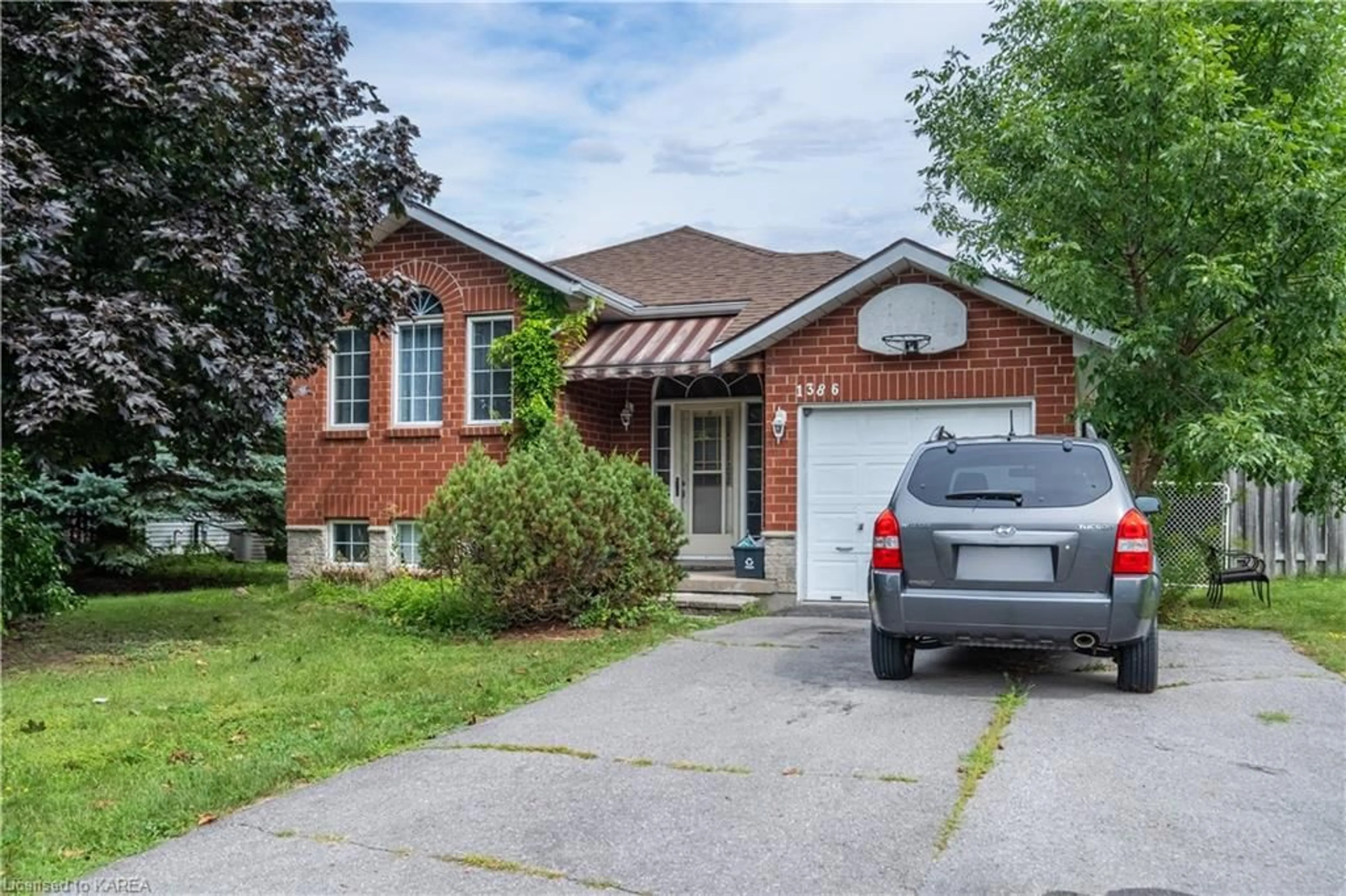 Frontside or backside of a home, the street view for 1386 Brackenwood Cres, Kingston Ontario K7P 2W4