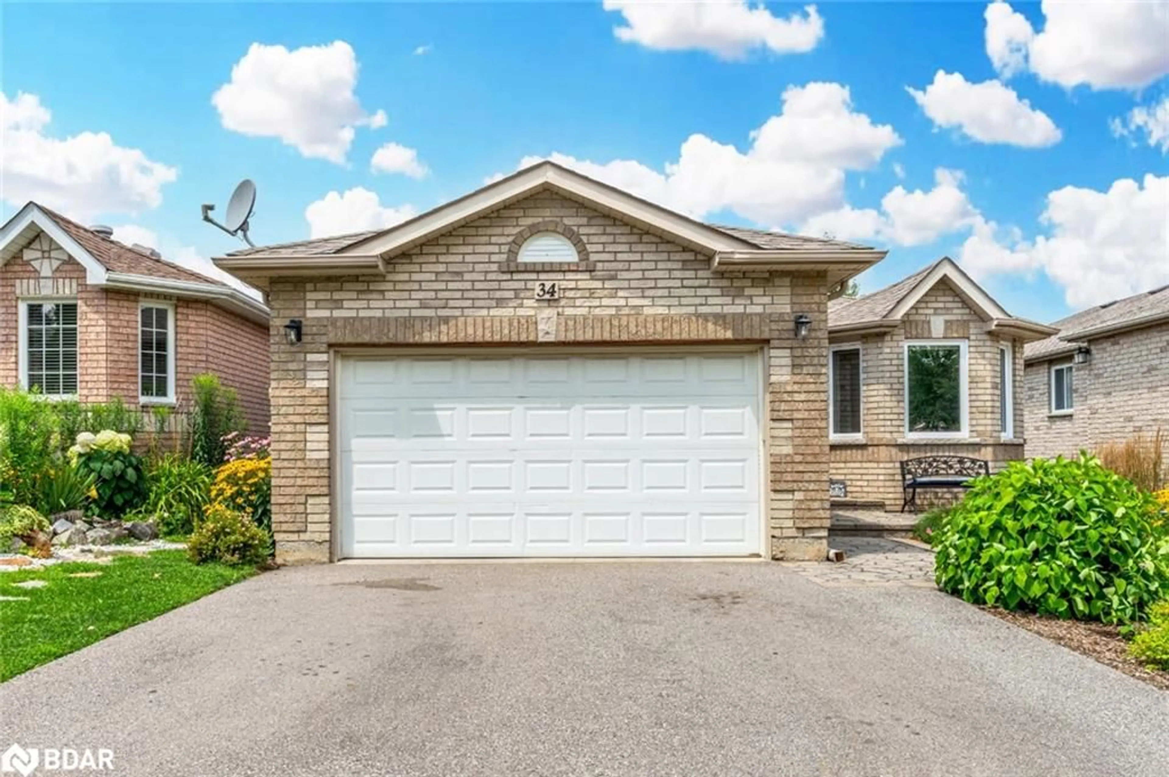 Frontside or backside of a home for 34 Snowy Owl Cres, Barrie Ontario L4M 6P4