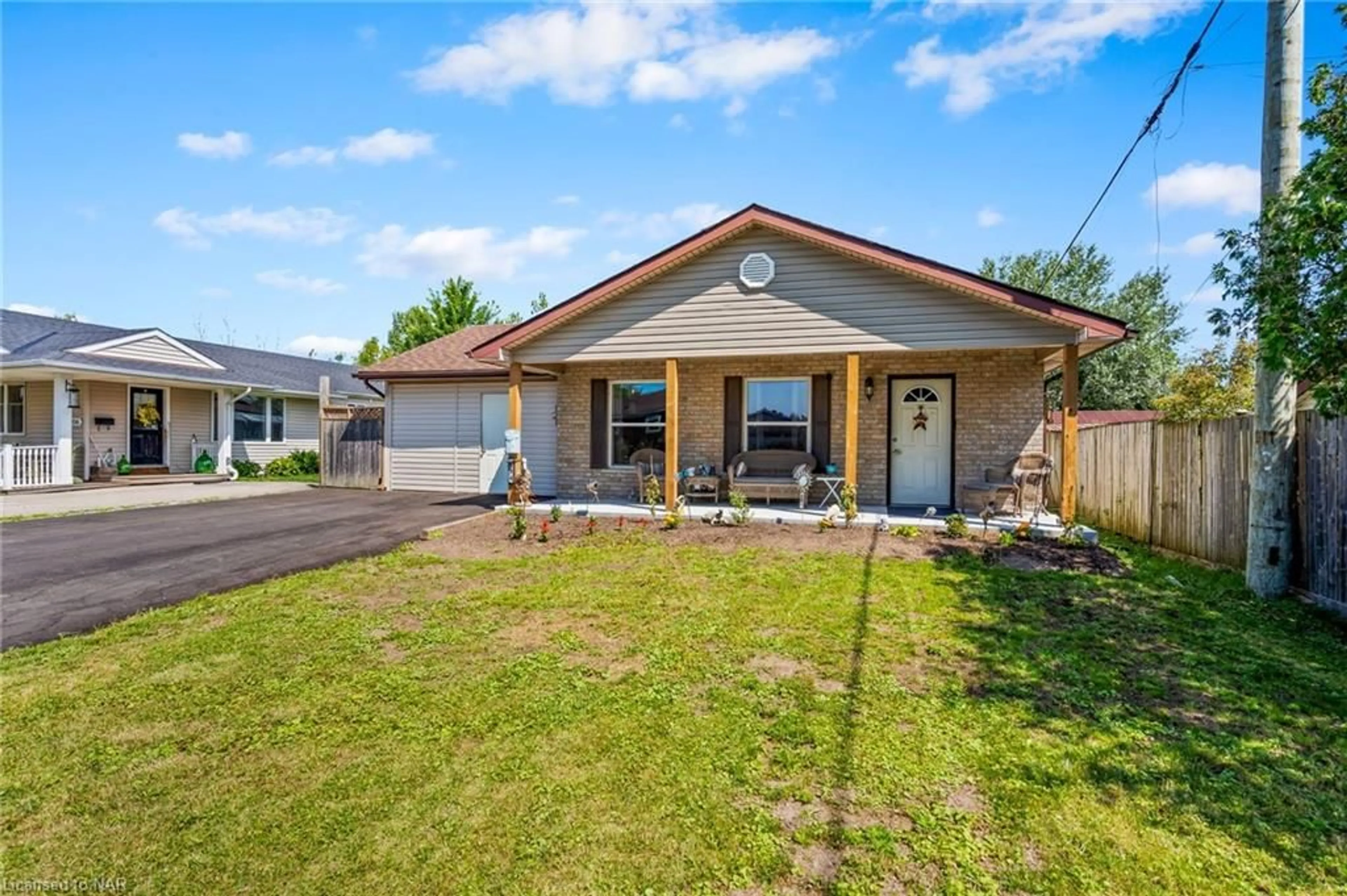 Frontside or backside of a home for 196 Martin St, Welland Ontario L3C 7L5