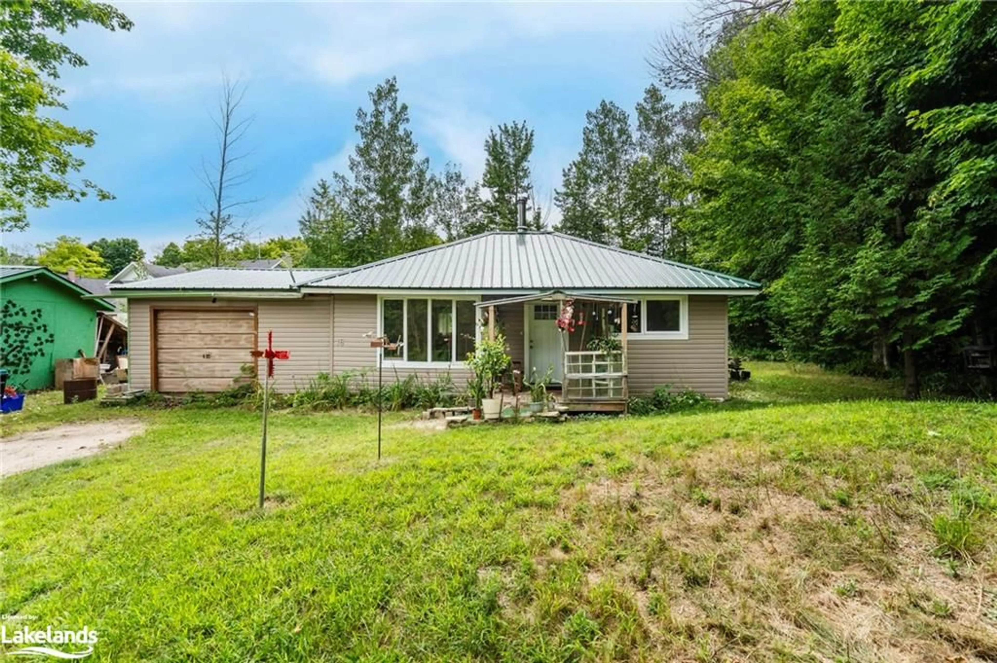 Cottage for 16 Couchiching Cres, Tiny Ontario L9M 0C6