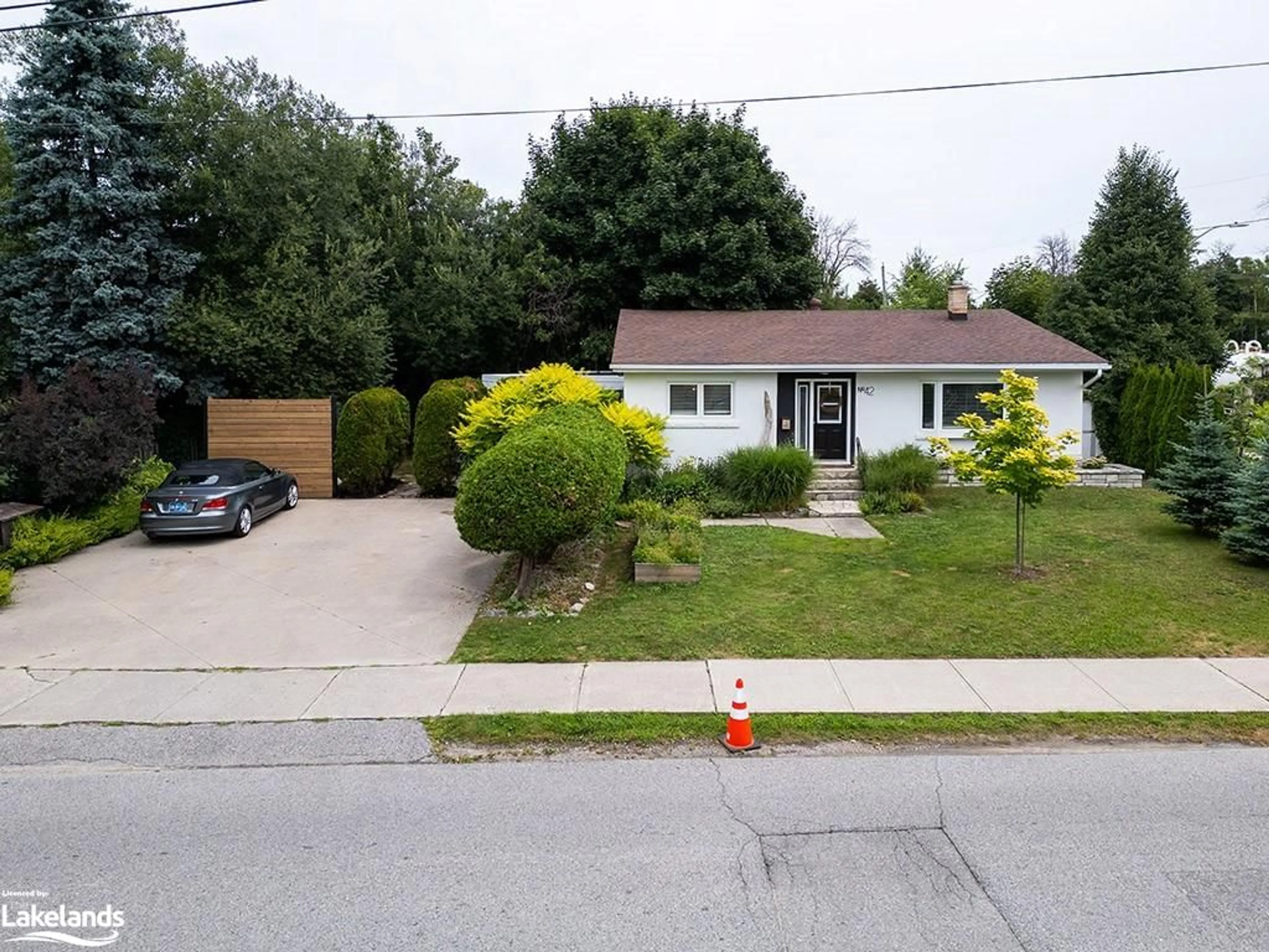 Frontside or backside of a home, the street view for 42 Niagara St, Collingwood Ontario L9Y 3X2