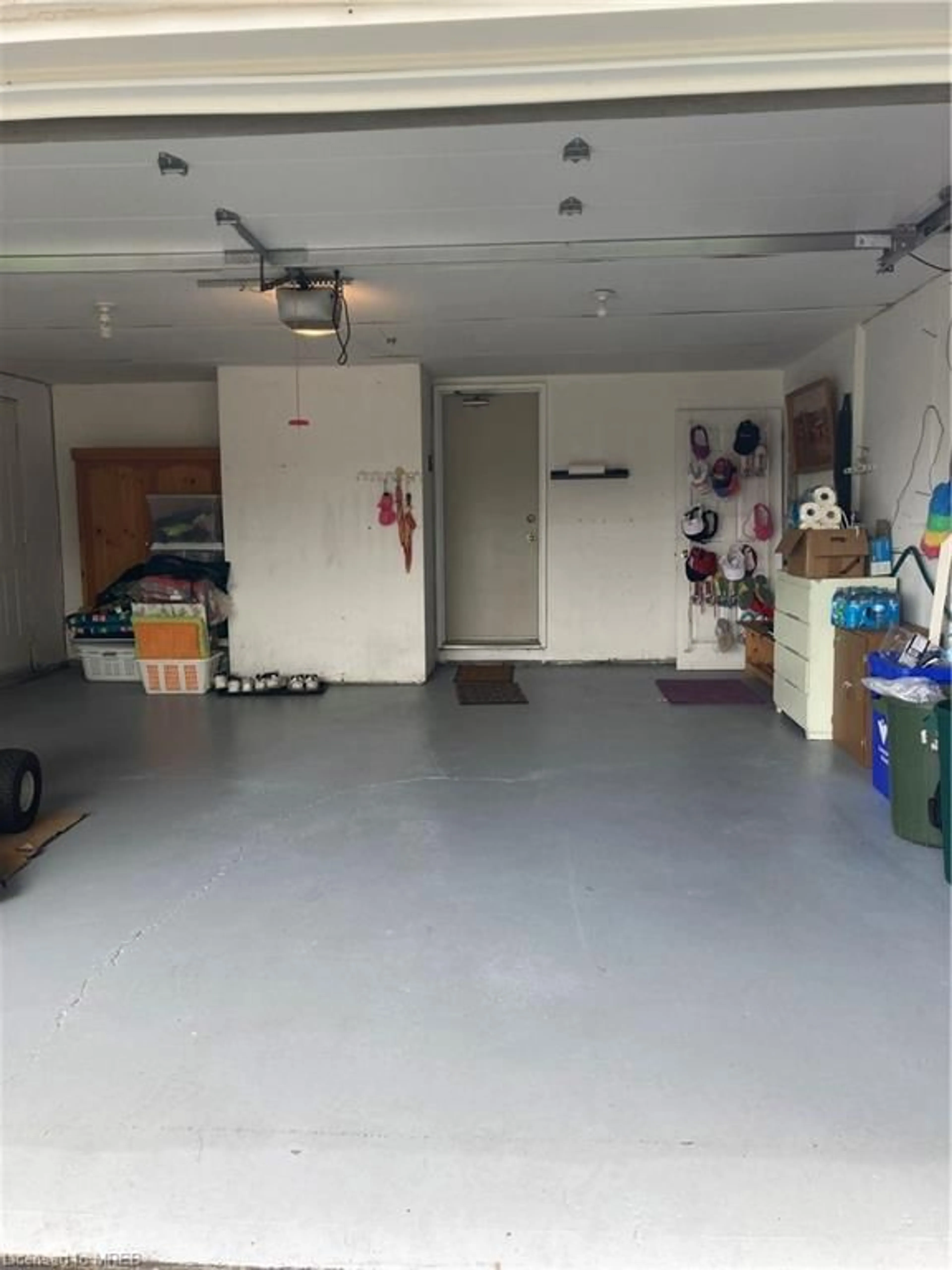 Indoor garage for 10 O'connell Crt, Lindsay Ontario K9V 5Y1