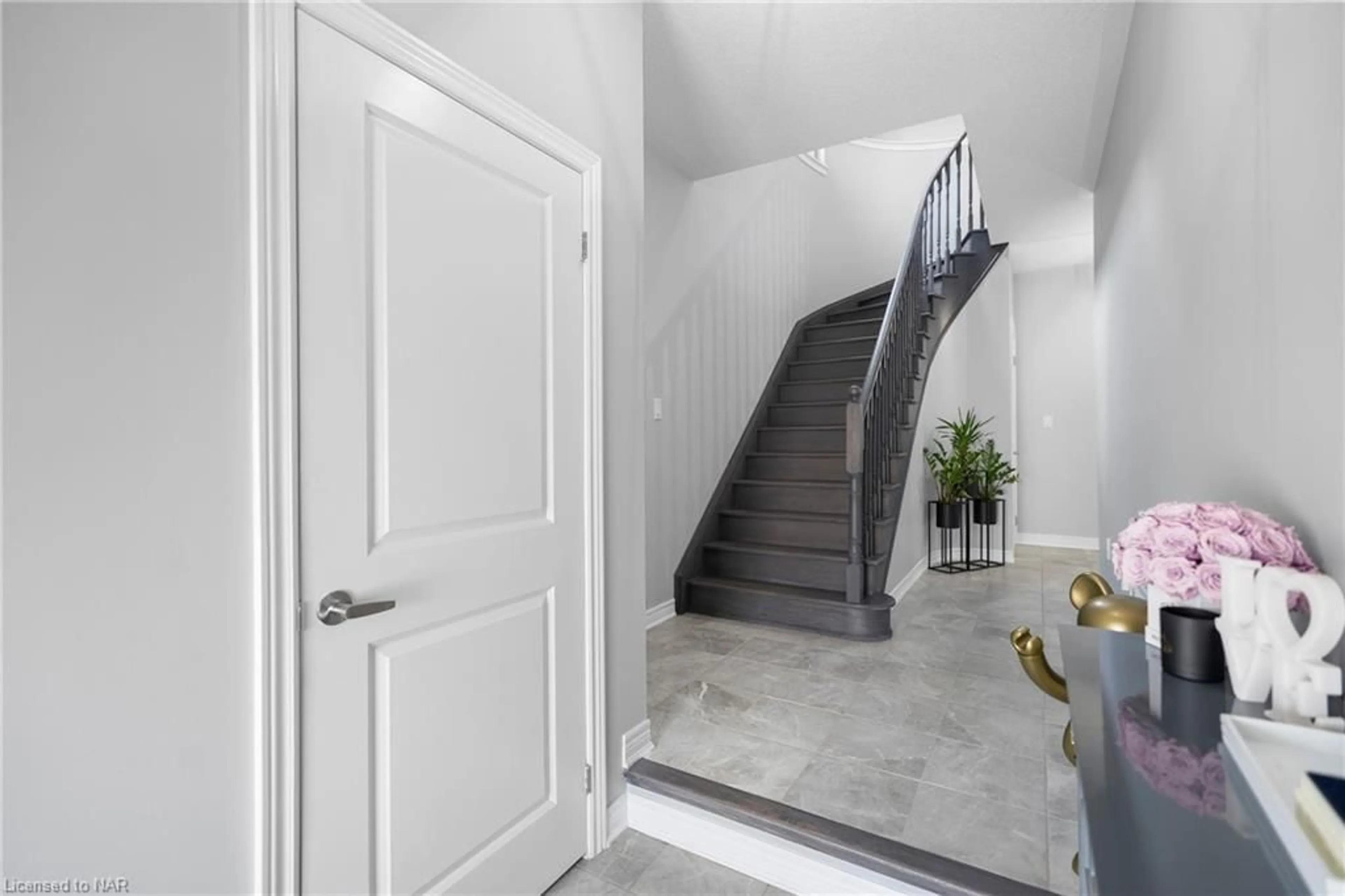 Indoor foyer for 39 Sparkle Drive, Thorold Ontario L2V 0H2