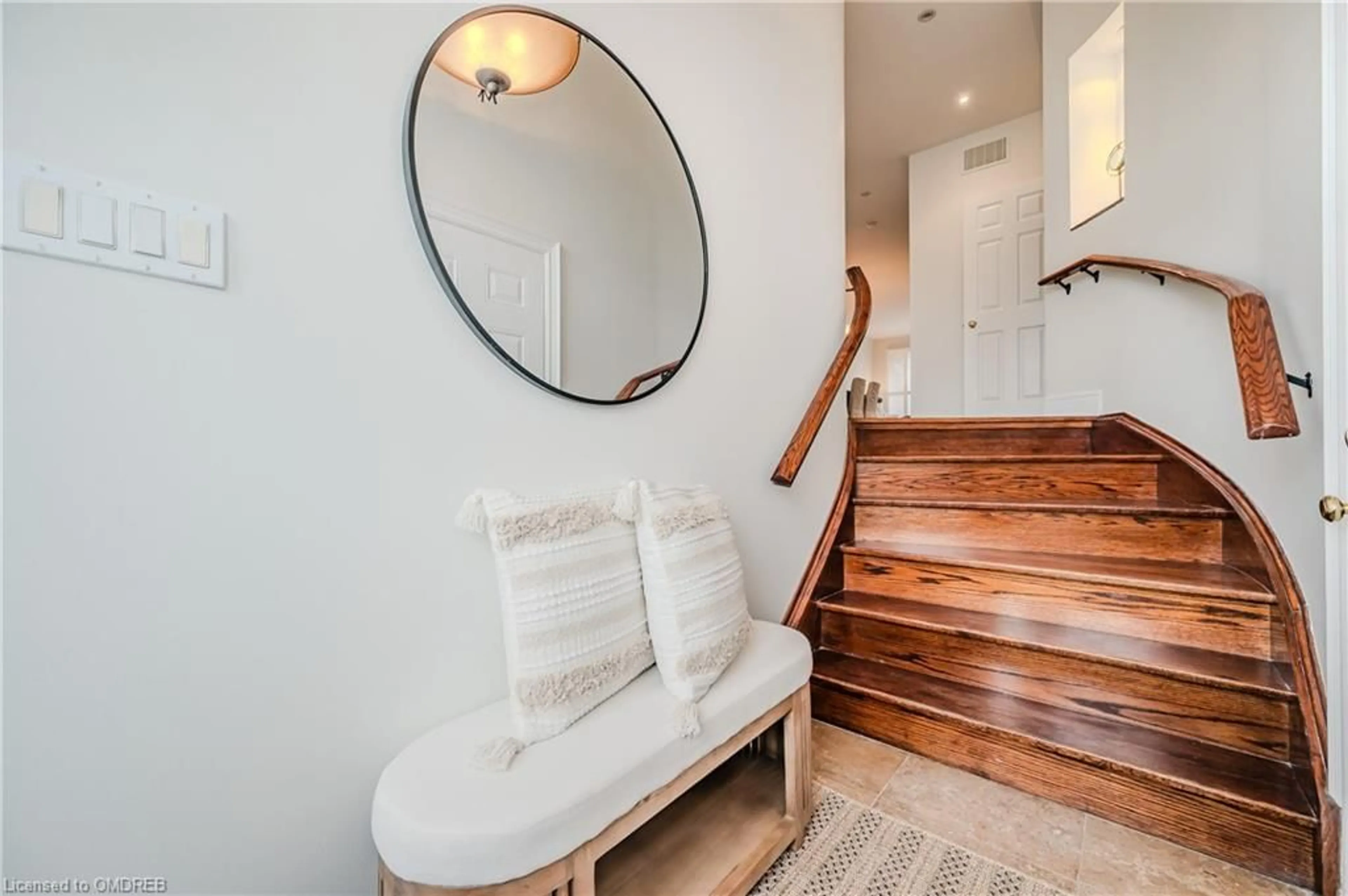 Indoor entryway, wood floors for 2946 Singleton Common, Burlington Ontario L7M 0B4