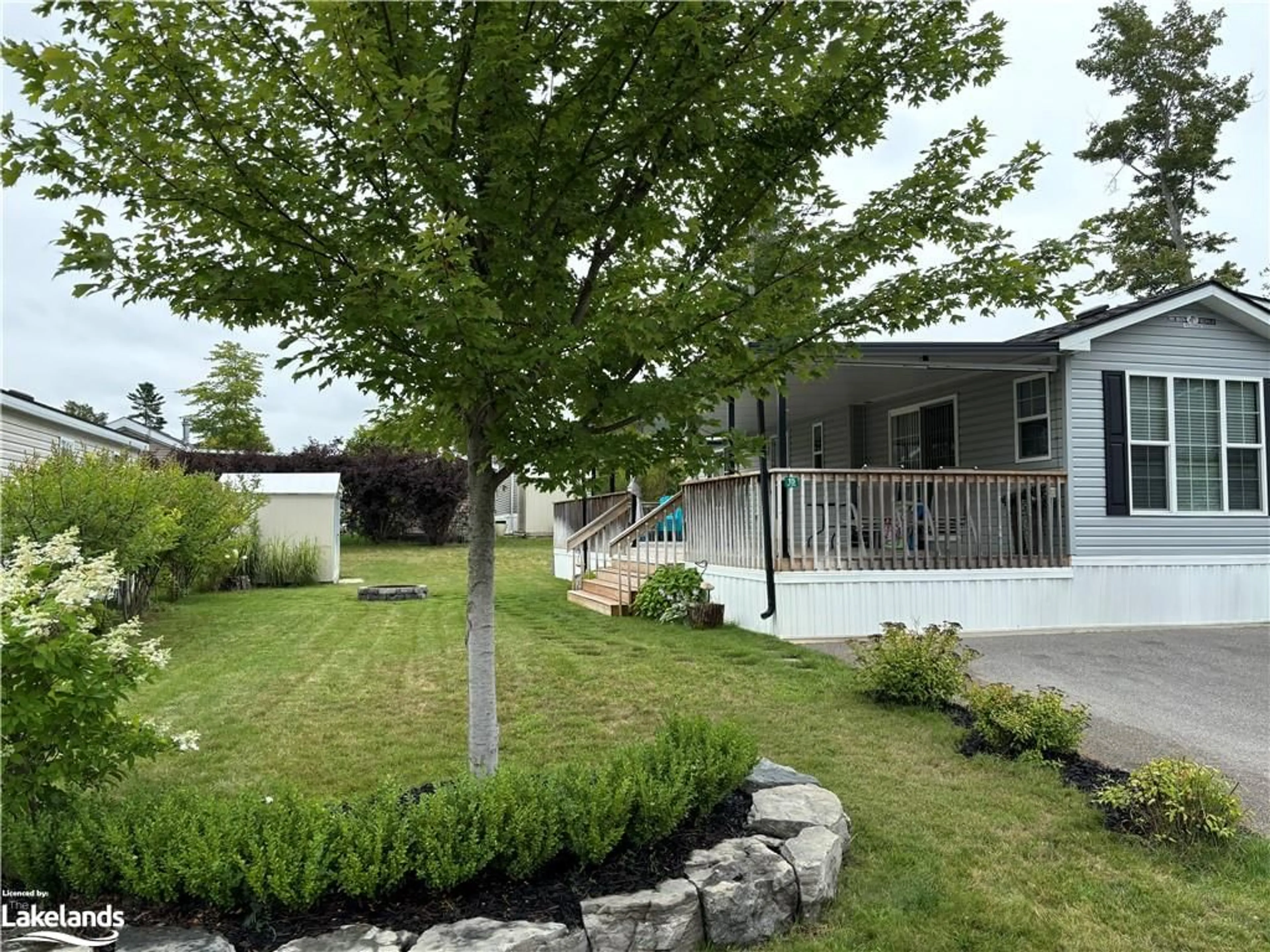 Patio for 15 Chipewa Trail, Wasaga Beach Ontario L9Z 1X7