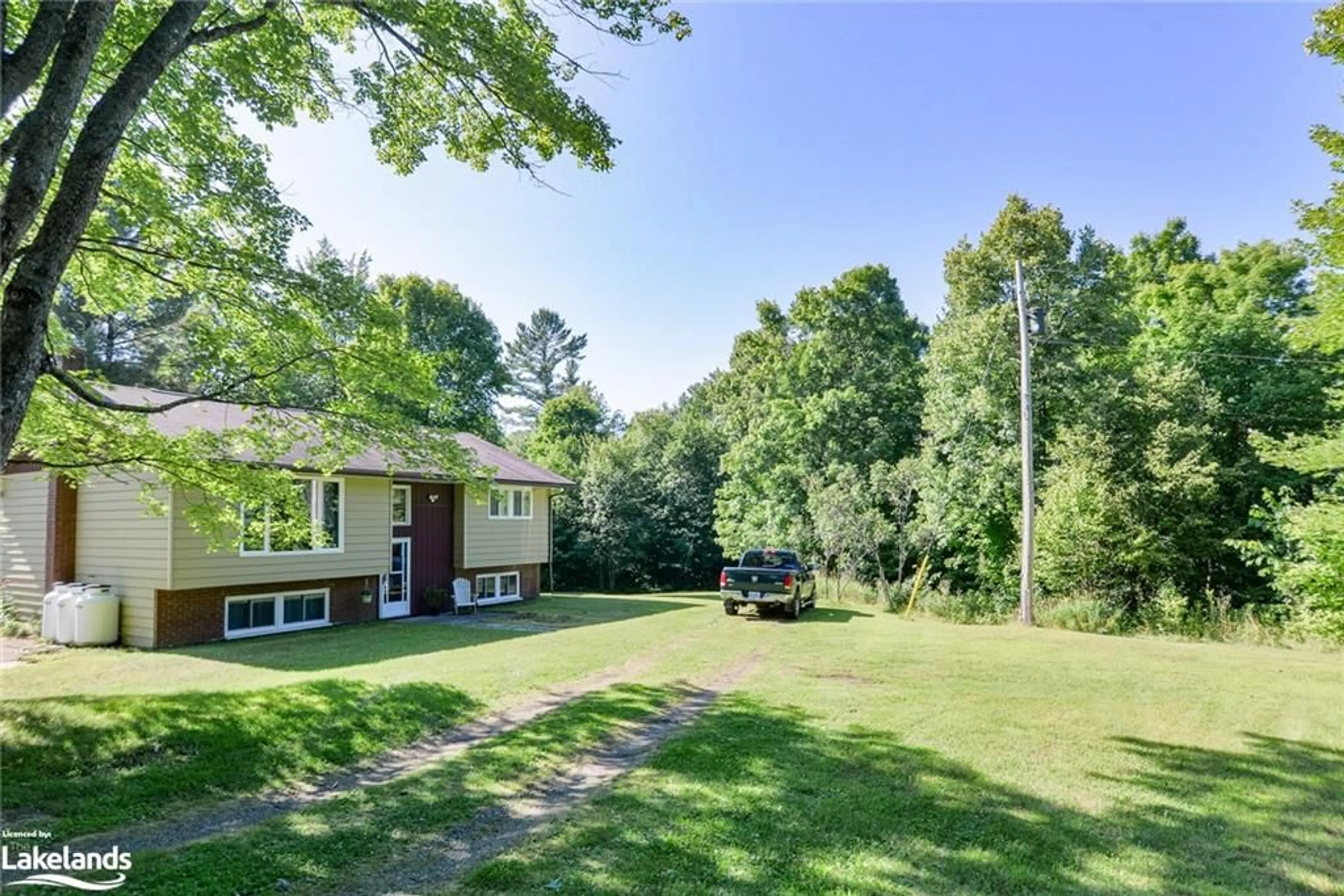 Outside view for 1162 Waters Rd, Gravenhurst Ontario P1P 1R3