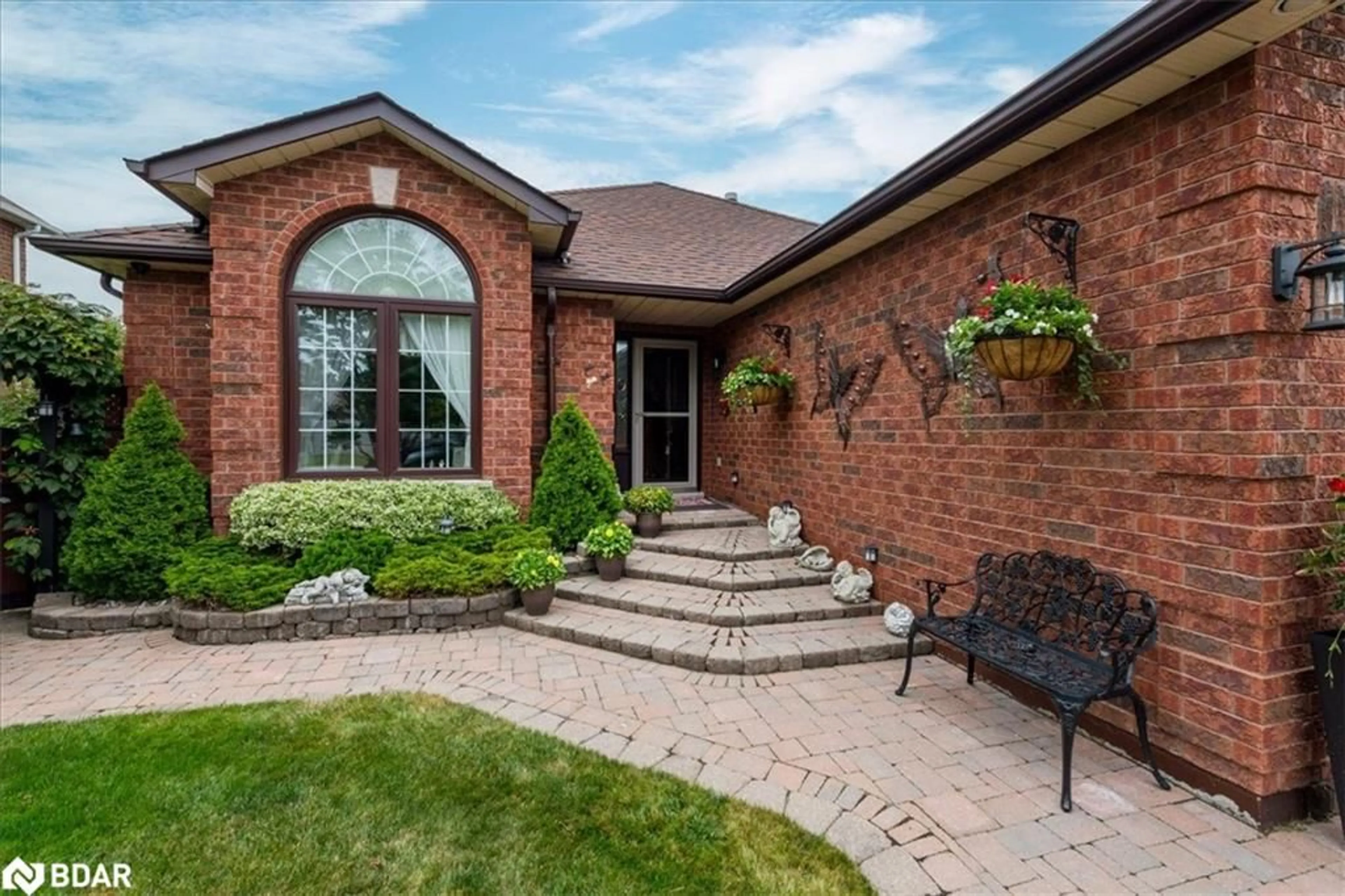 Home with brick exterior material for 84 Kingsridge Rd, Barrie Ontario L4N 8T9