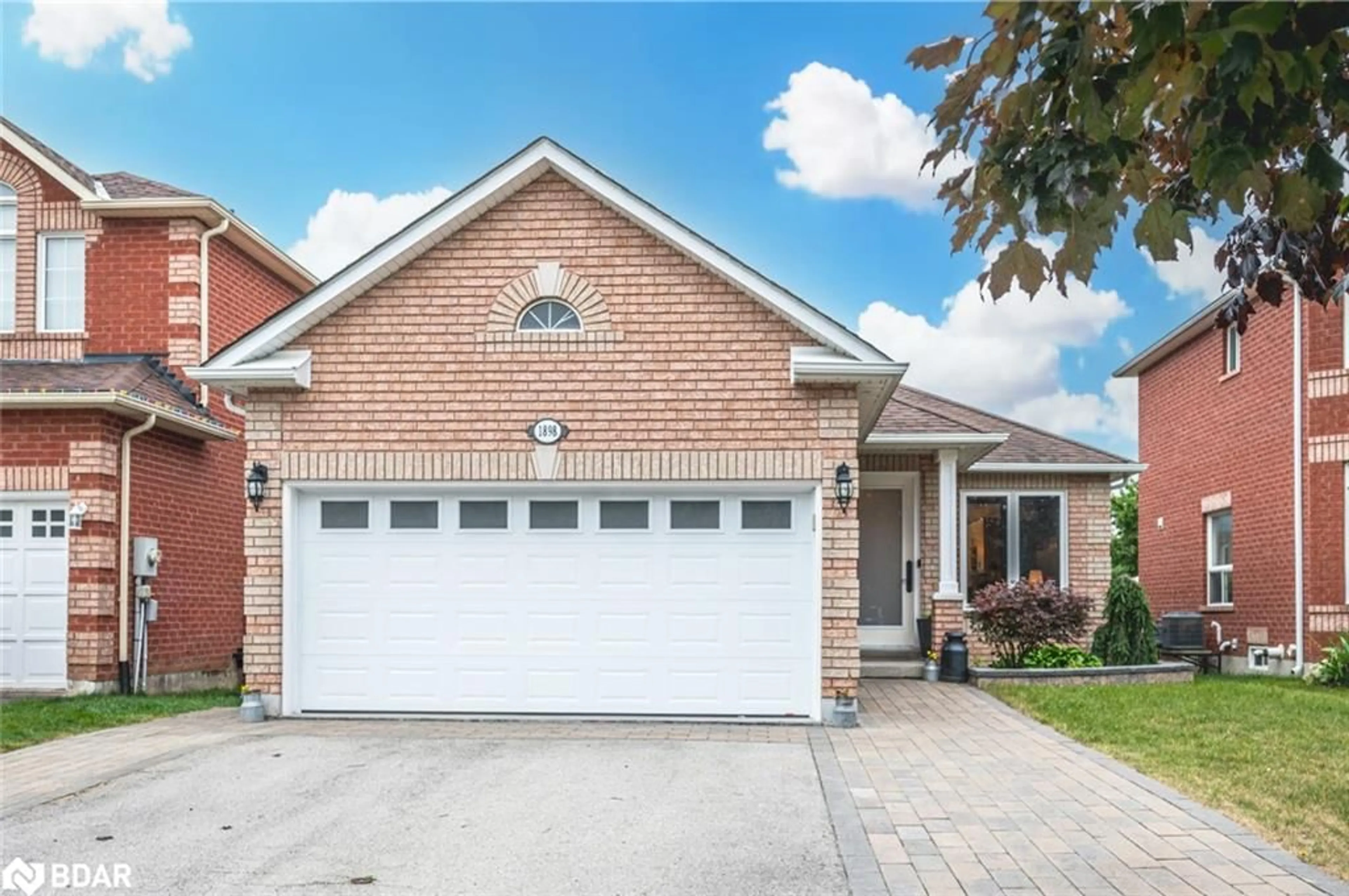 Home with brick exterior material for 1898 Emerald Crt, Innisfil Ontario L9S 2A4