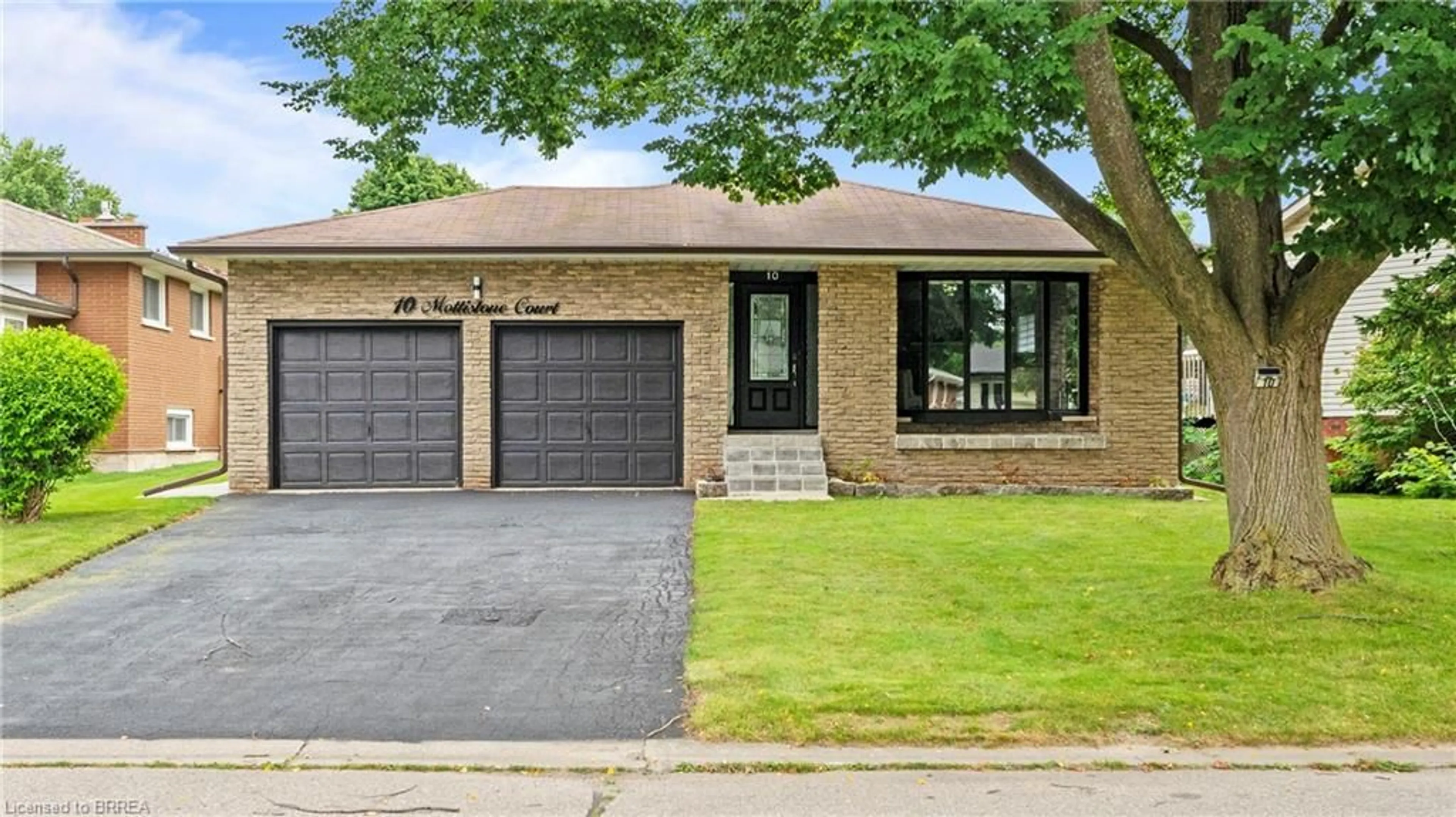 Home with brick exterior material for 10 Mottistone Crt, Brantford Ontario N3R 6L1