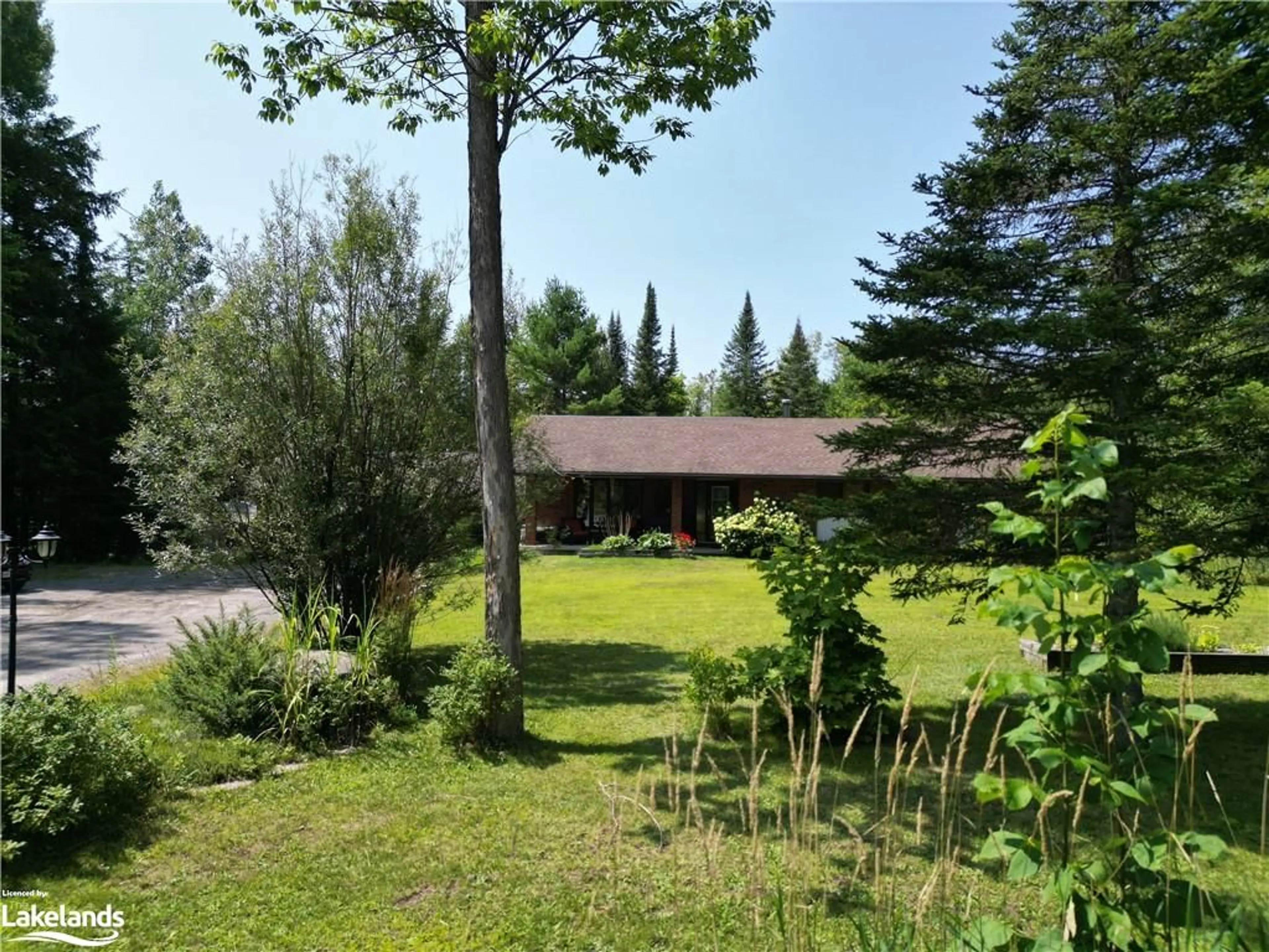 Outside view for 2551 Brunel Rd, Huntsville Ontario P1H 2J3