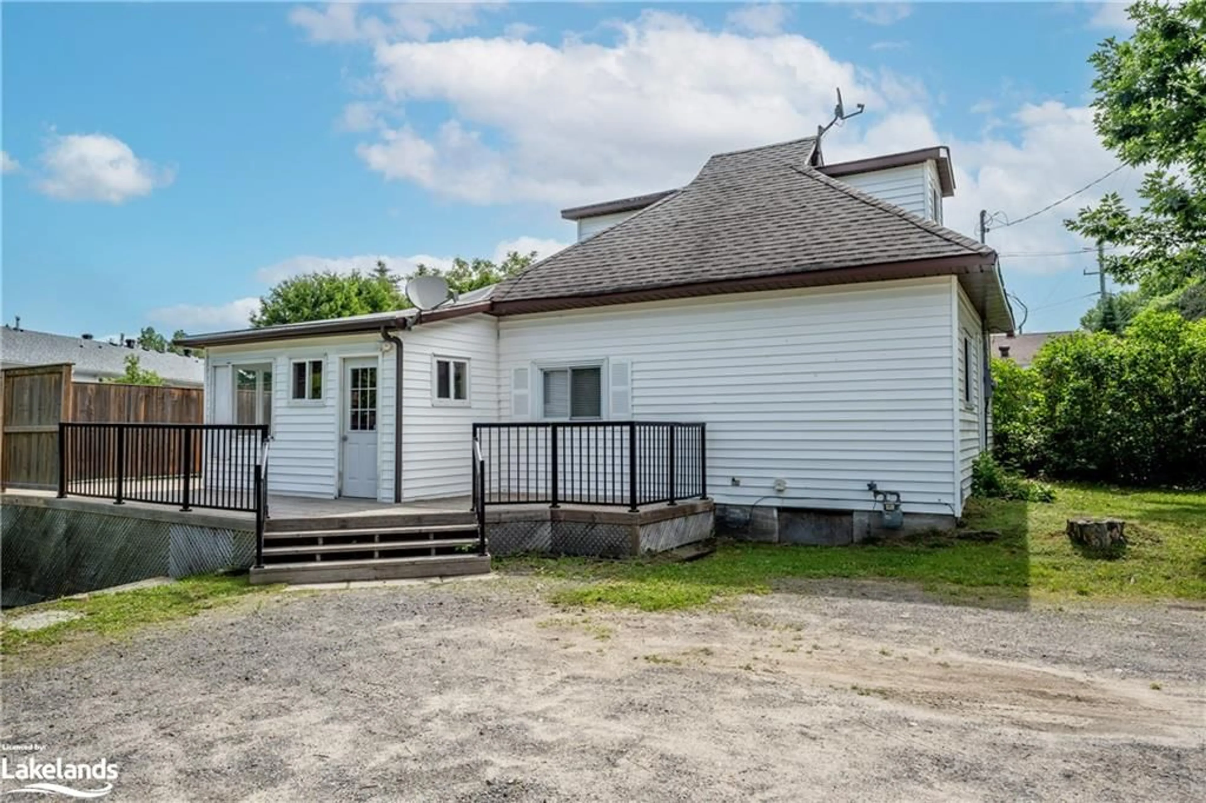 Cottage for 66 West Rd, Huntsville Ontario P1H 1L8