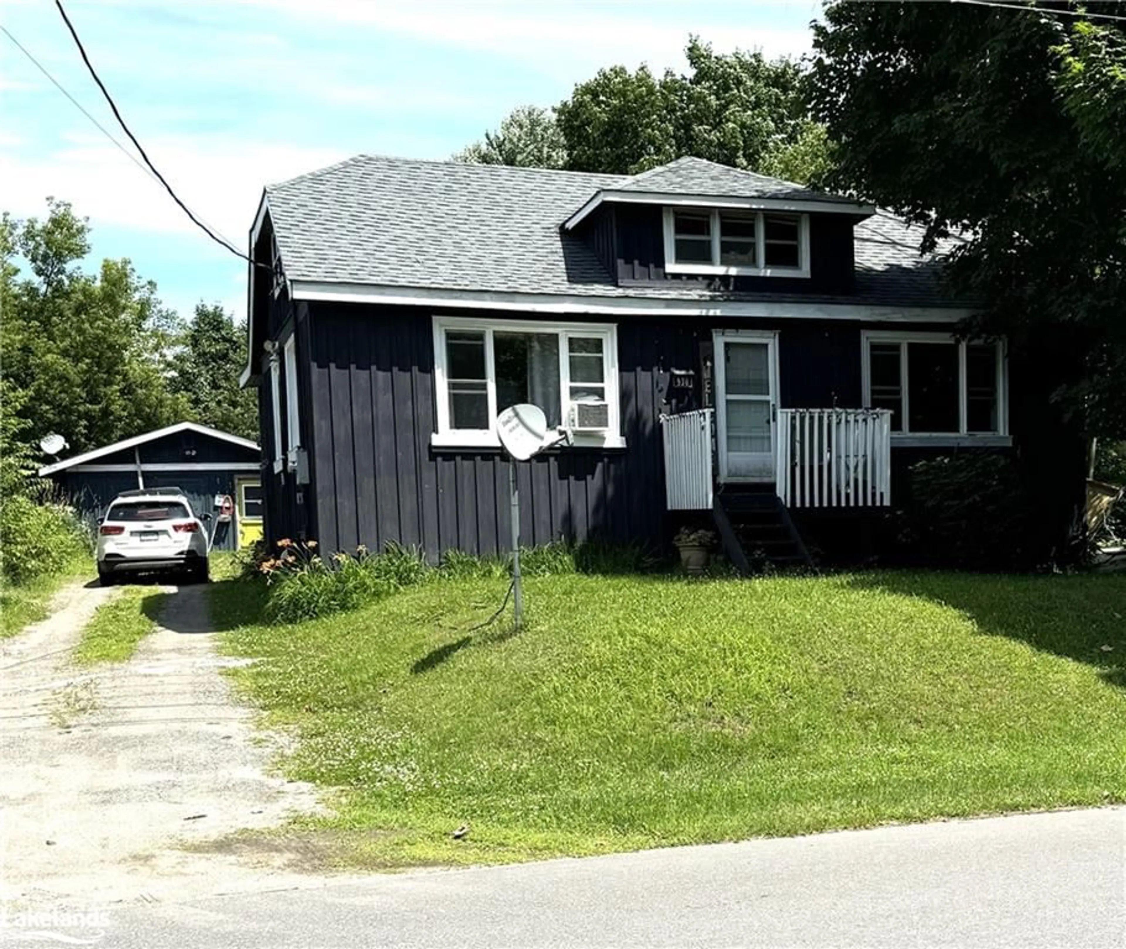 Frontside or backside of a home for 930 First St, Gravenhurst Ontario P1P 1K3