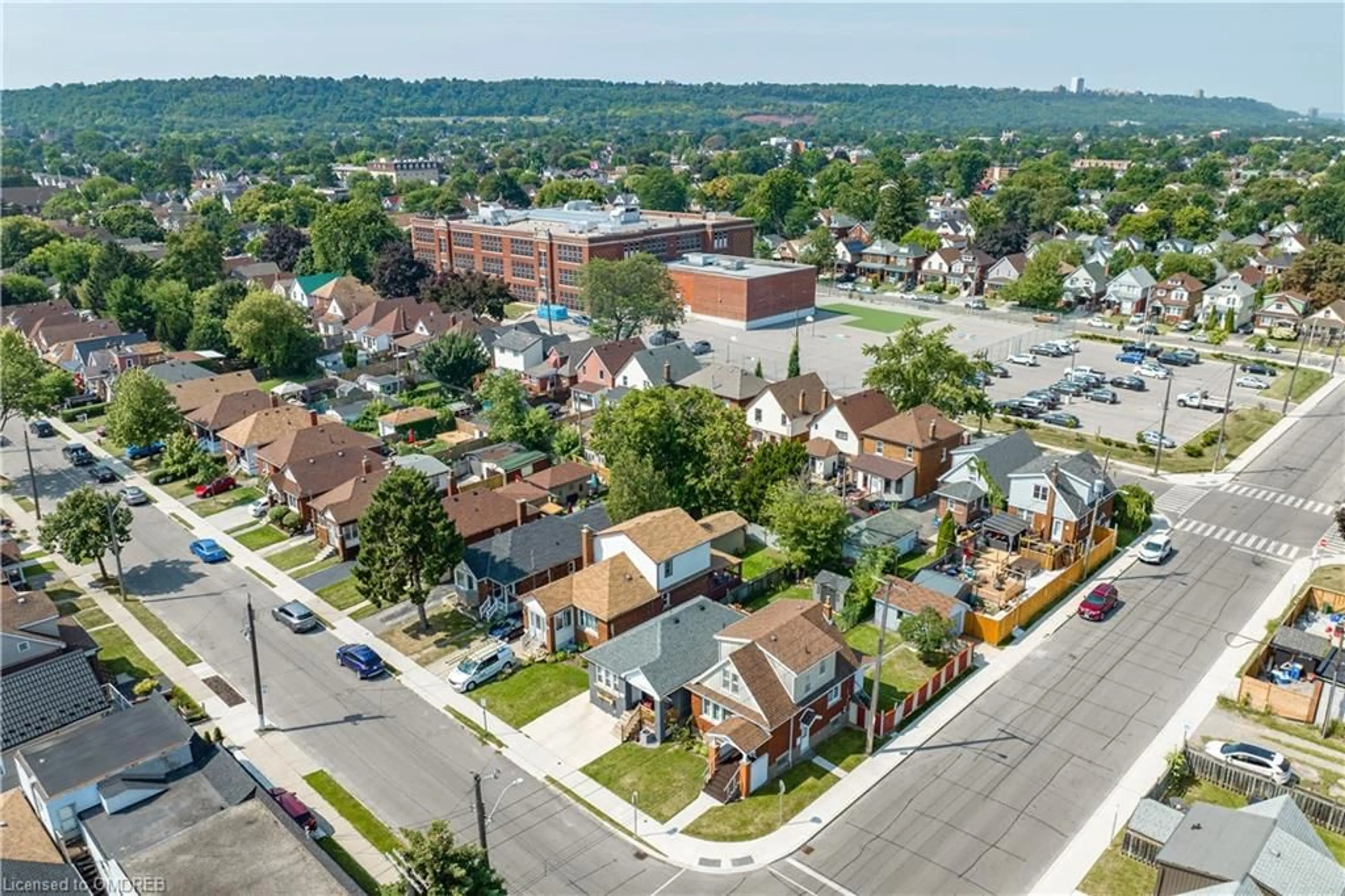 A view of a street for 125 Fairfield Ave, Hamilton Ontario L8H 5H1