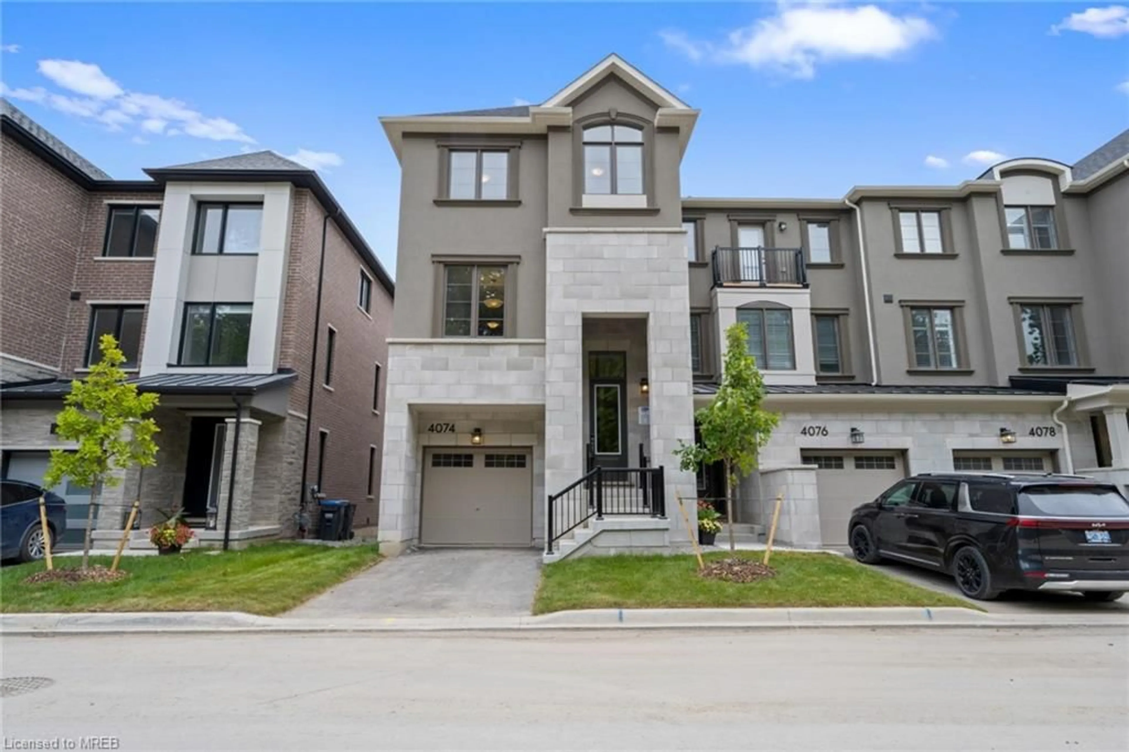 A pic from exterior of the house or condo for 4074 Kadic Terr, Mississauga Ontario L5M 2S8