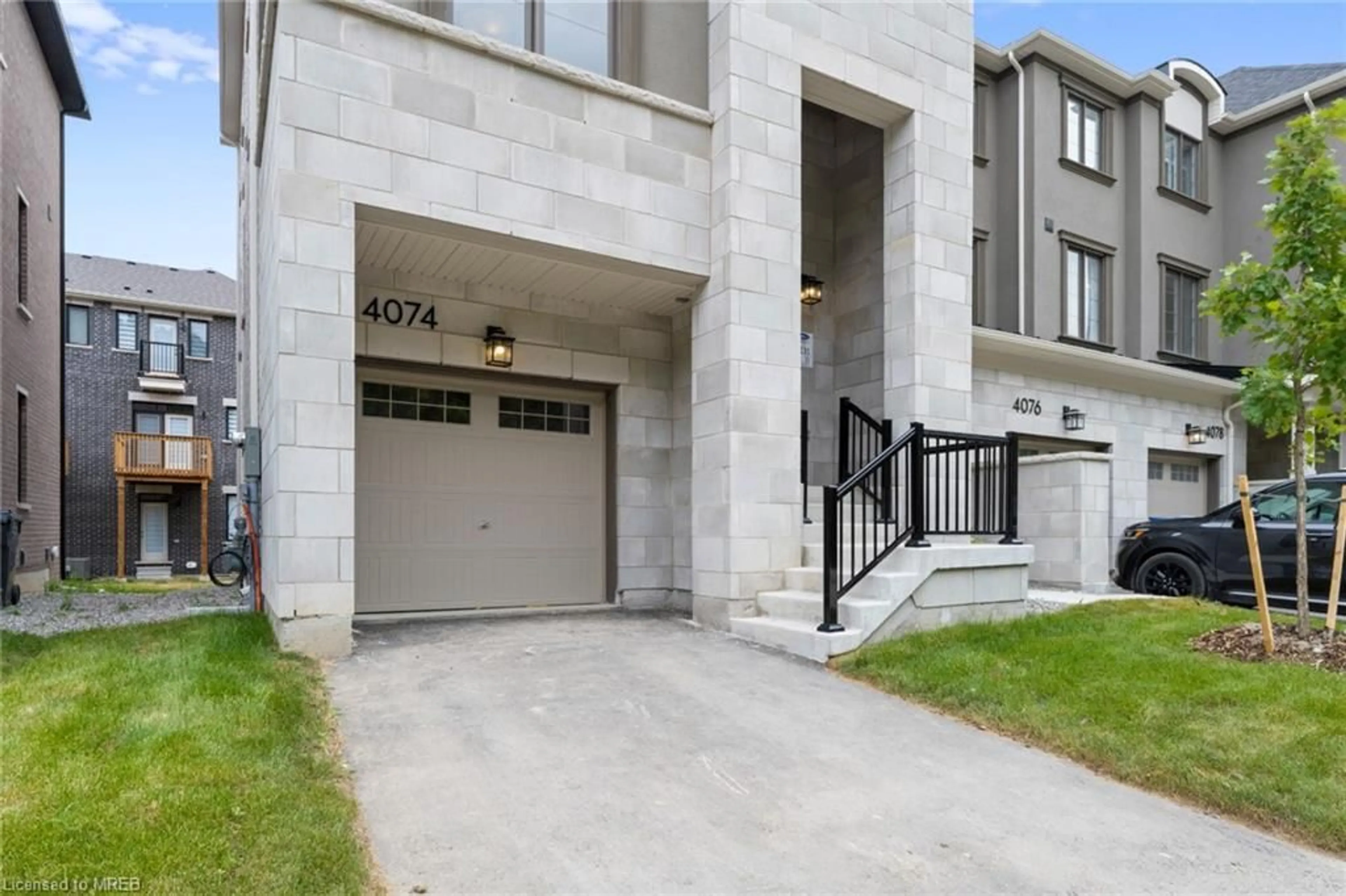 A pic from exterior of the house or condo for 4074 Kadic Terr, Mississauga Ontario L5M 2S8