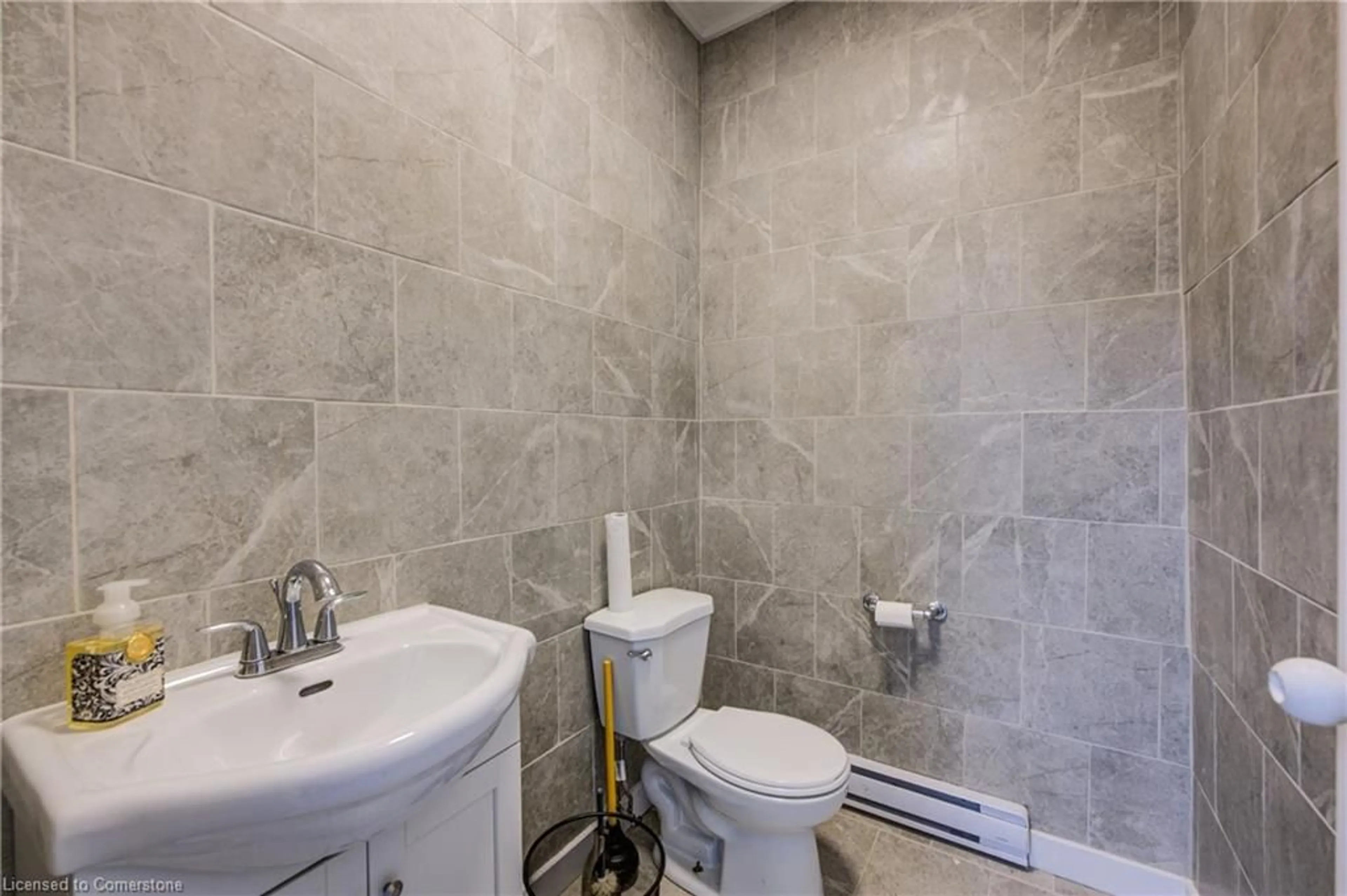 Bathroom for 634 King St, Cambridge Ontario N3H 3N6