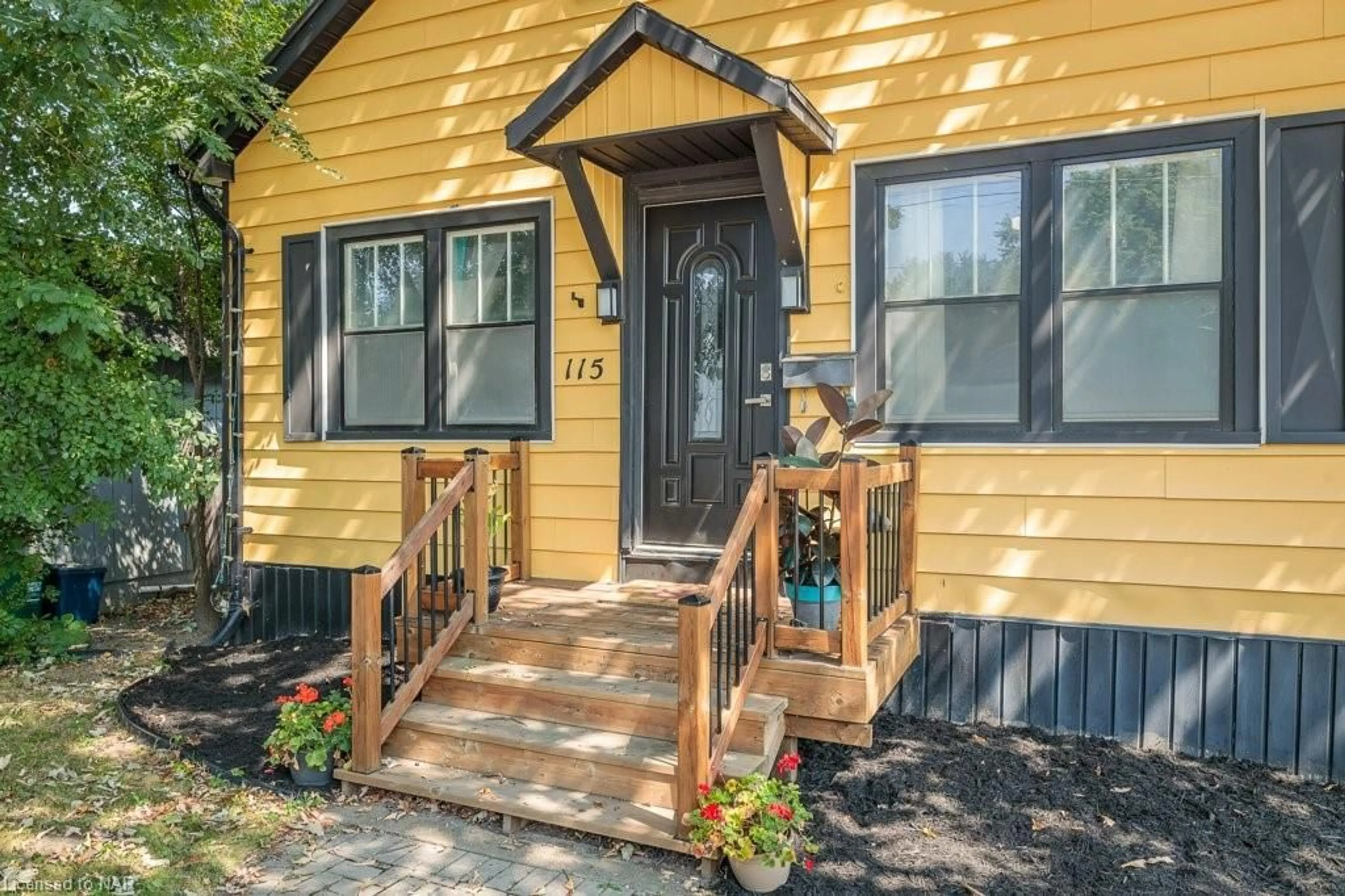 Indoor entryway, wood floors for 115 Pelham Rd, St. Catharines Ontario L2S 1T4