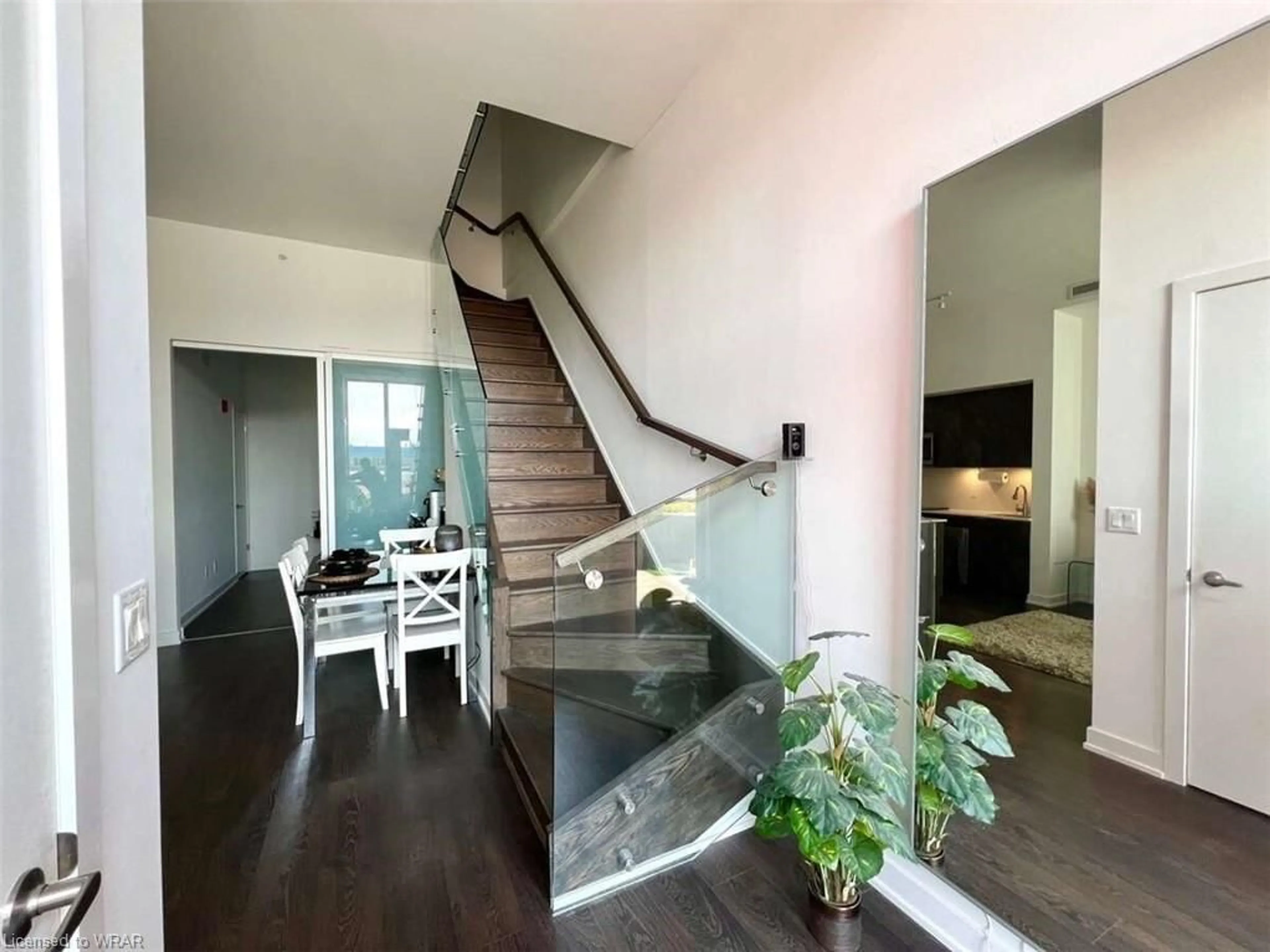 Indoor foyer, wood floors for 5240 Dundas St #203, Burlington Ontario L7L 0J6