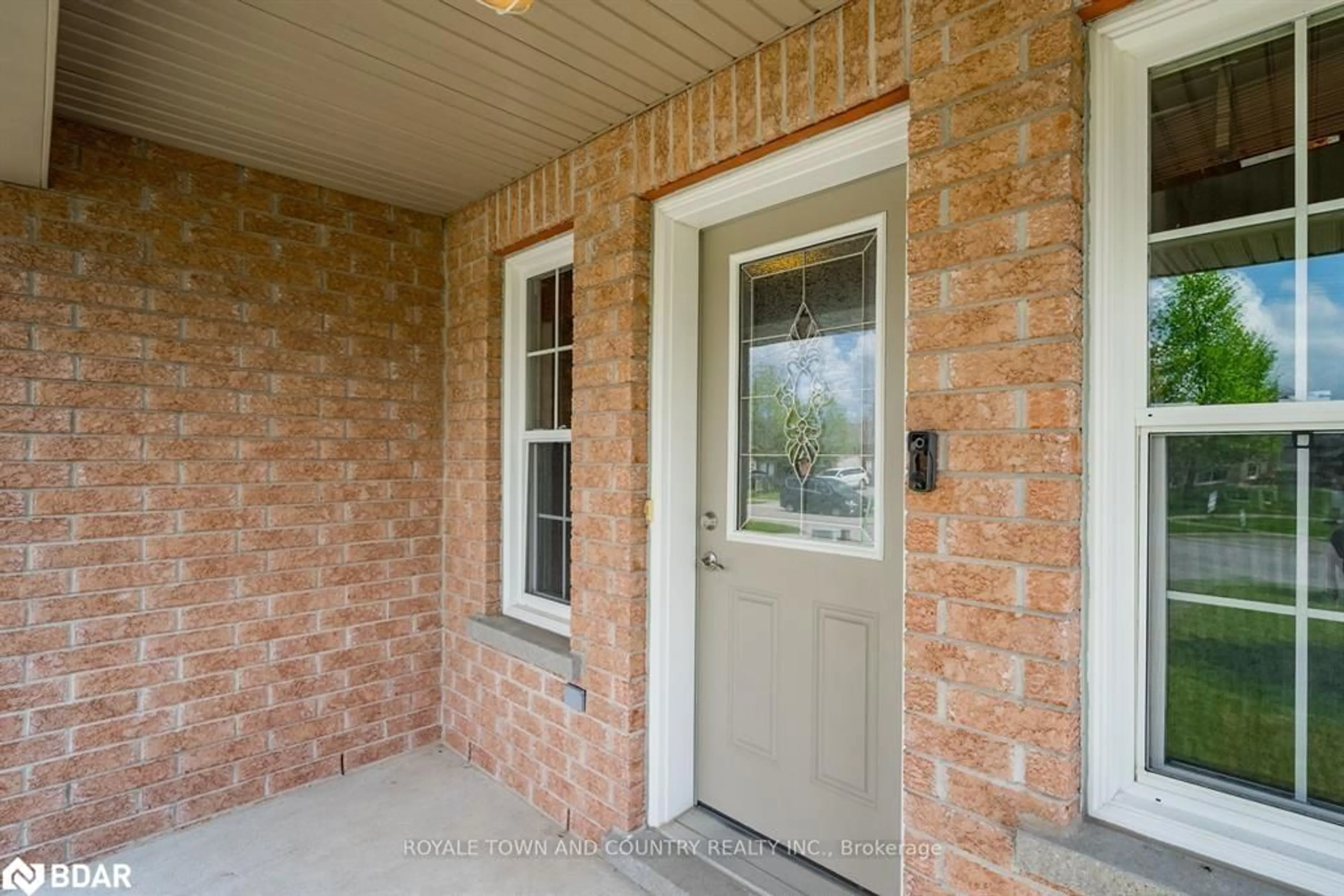 Indoor entryway, cement floor for 54 Laurent Blvd, Lindsay Ontario K9J 6J7