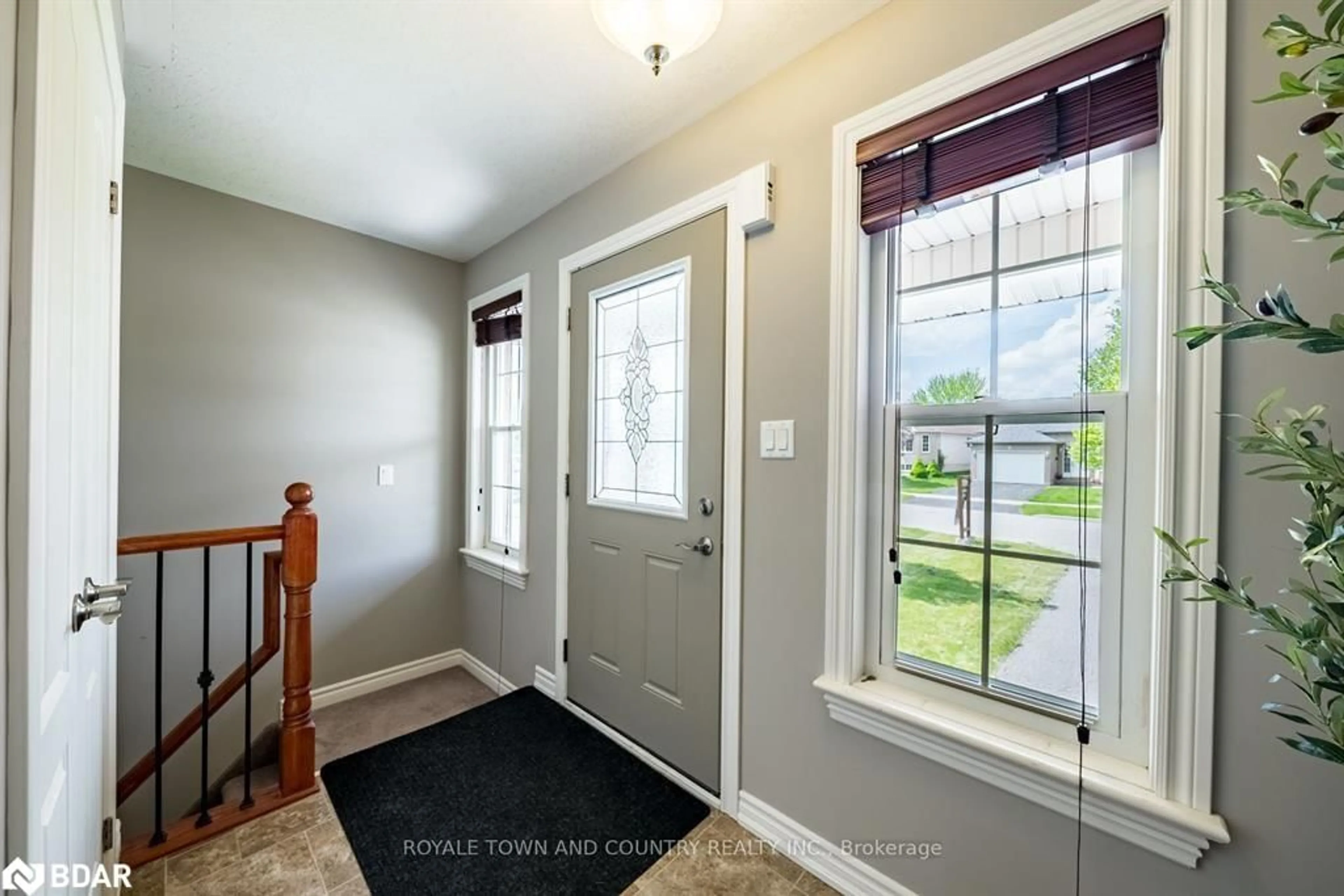 Indoor entryway, wood floors for 54 Laurent Blvd, Lindsay Ontario K9J 6J7