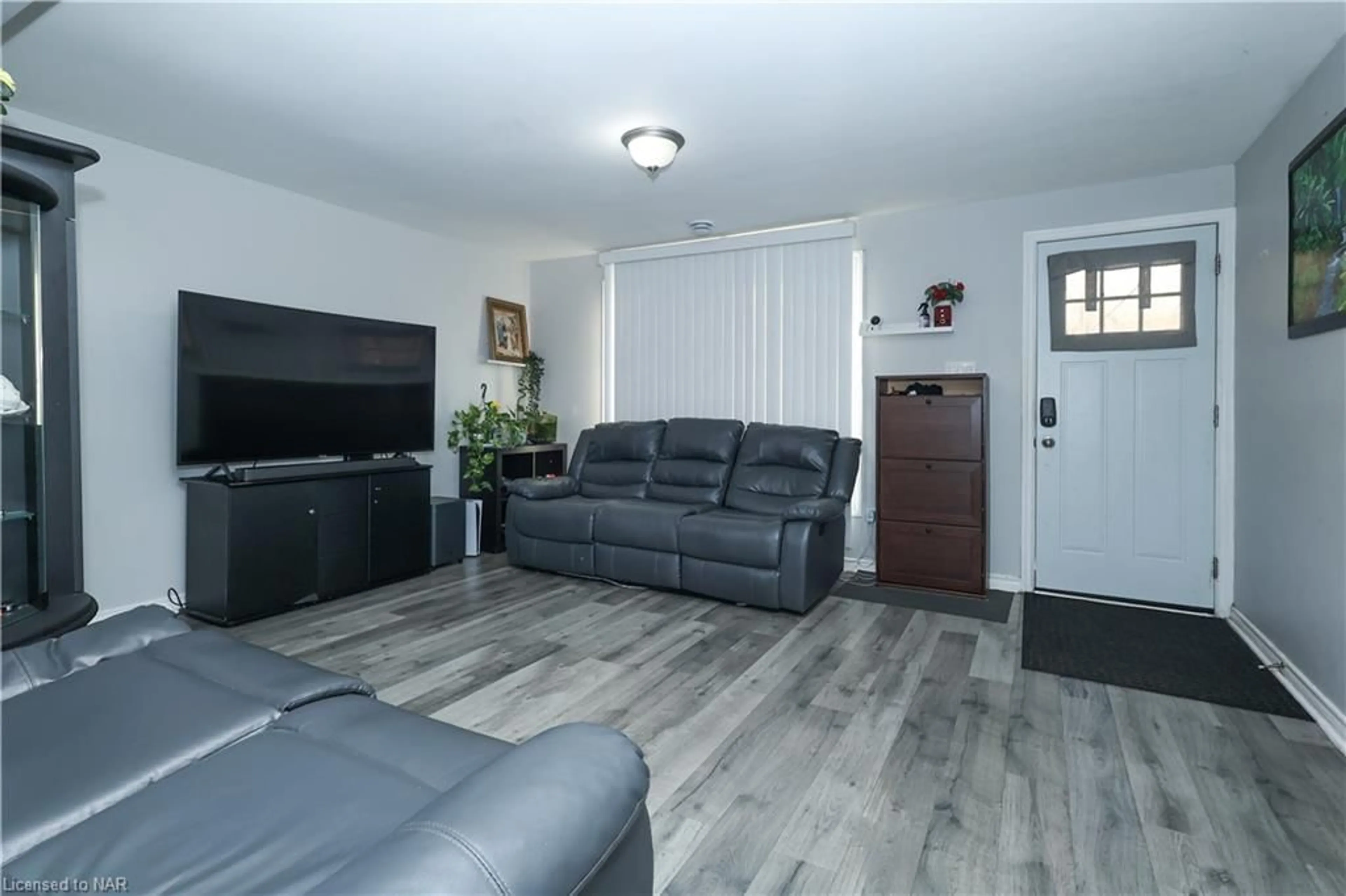 Living room, wood floors for 17 Aberdeen Crt, Fort Erie Ontario L2A 3Y7