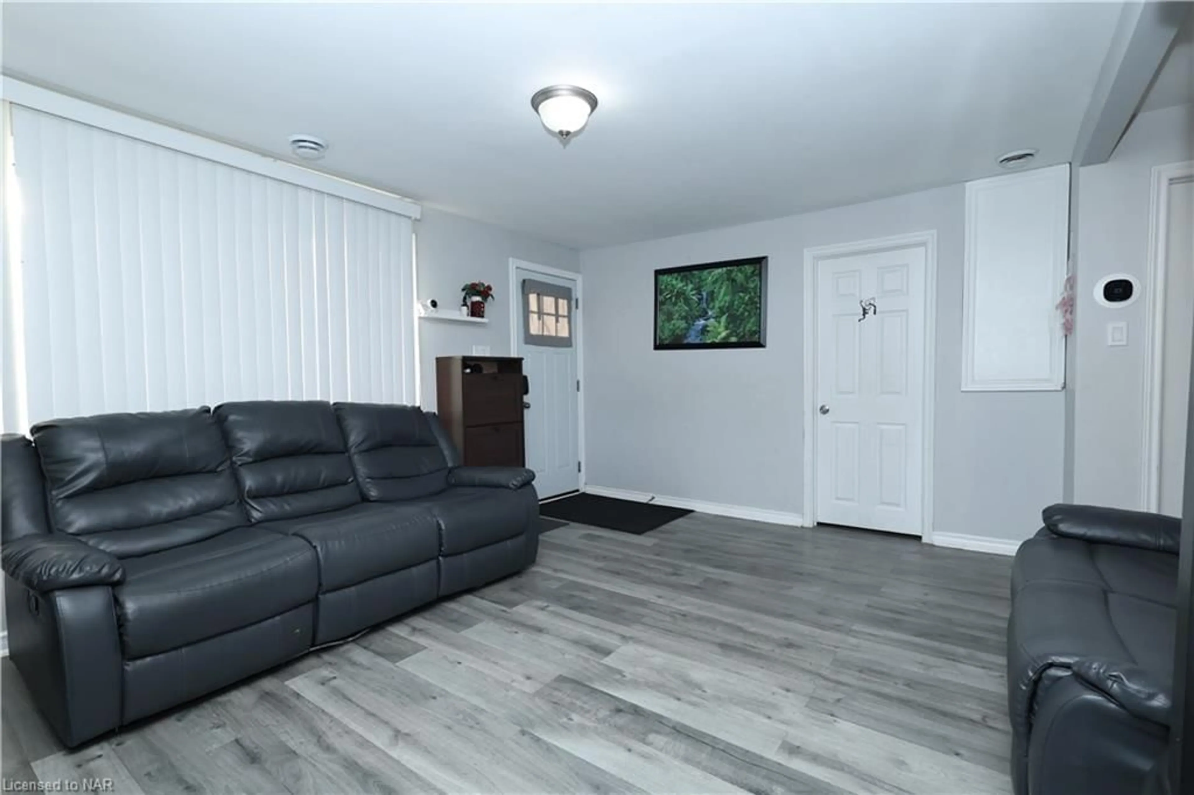 Living room, wood floors for 17 Aberdeen Crt, Fort Erie Ontario L2A 3Y7