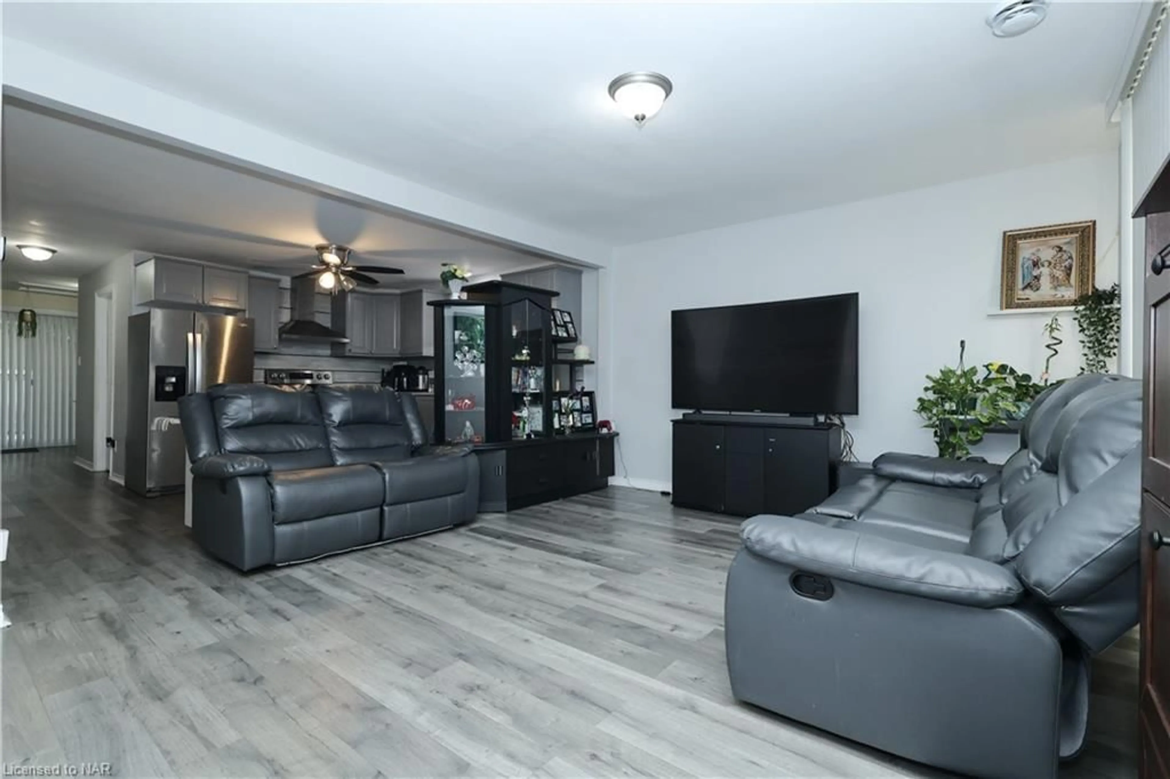 Living room, wood floors for 17 Aberdeen Crt, Fort Erie Ontario L2A 3Y7