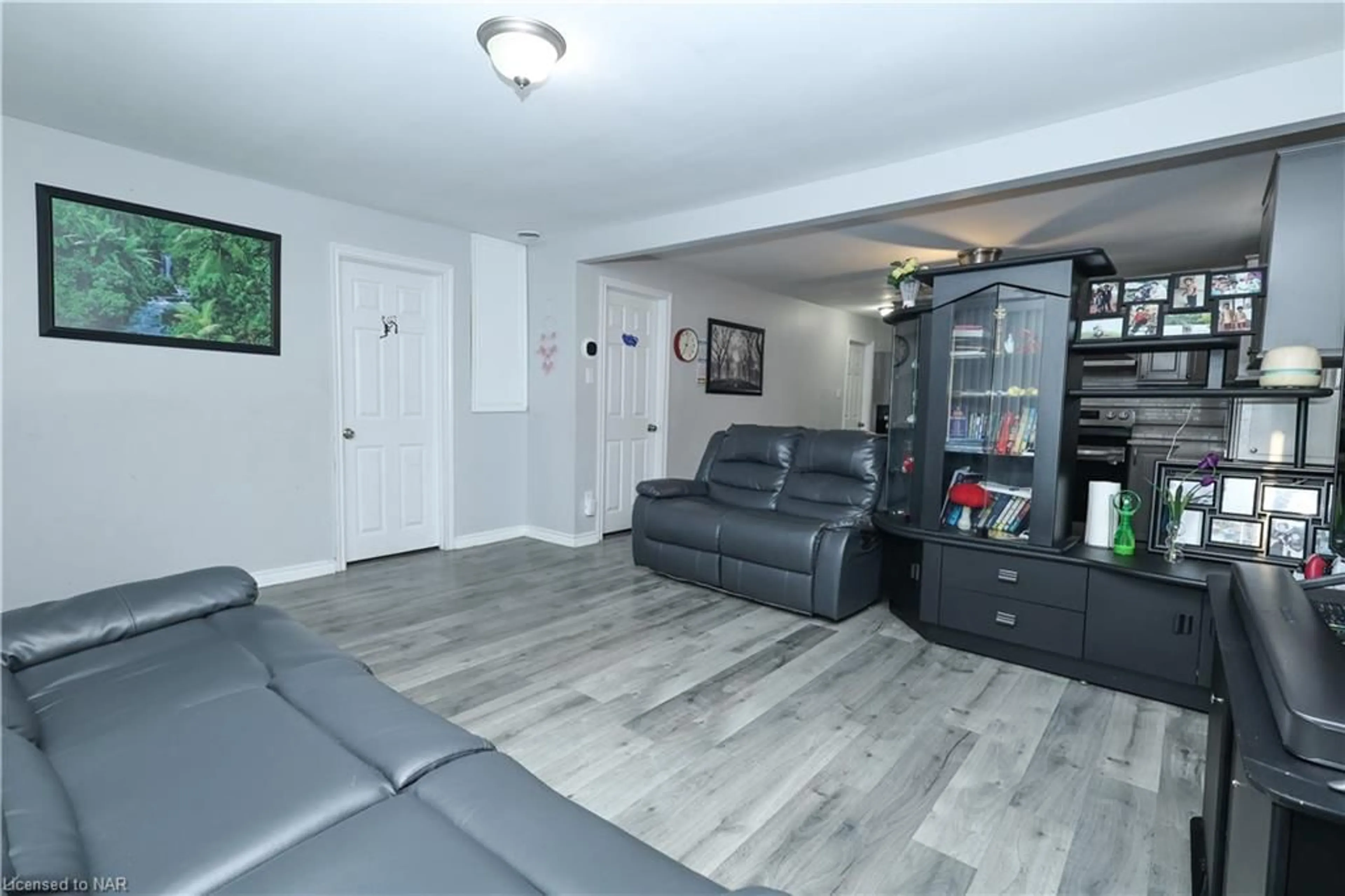 Living room, wood floors for 17 Aberdeen Crt, Fort Erie Ontario L2A 3Y7