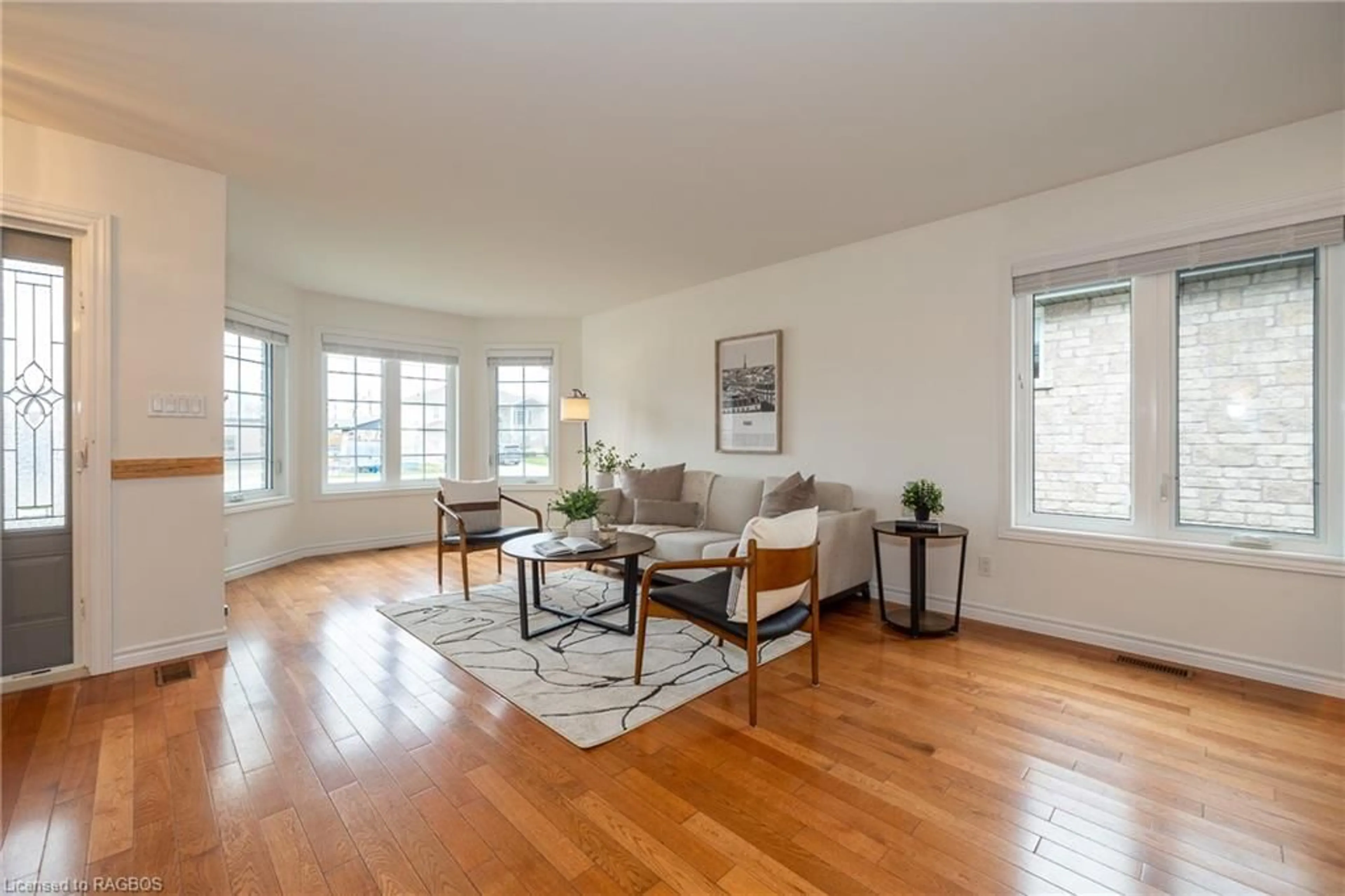 Living room, wood floors for 803 23rd St, Owen Sound Ontario N4K 0A3