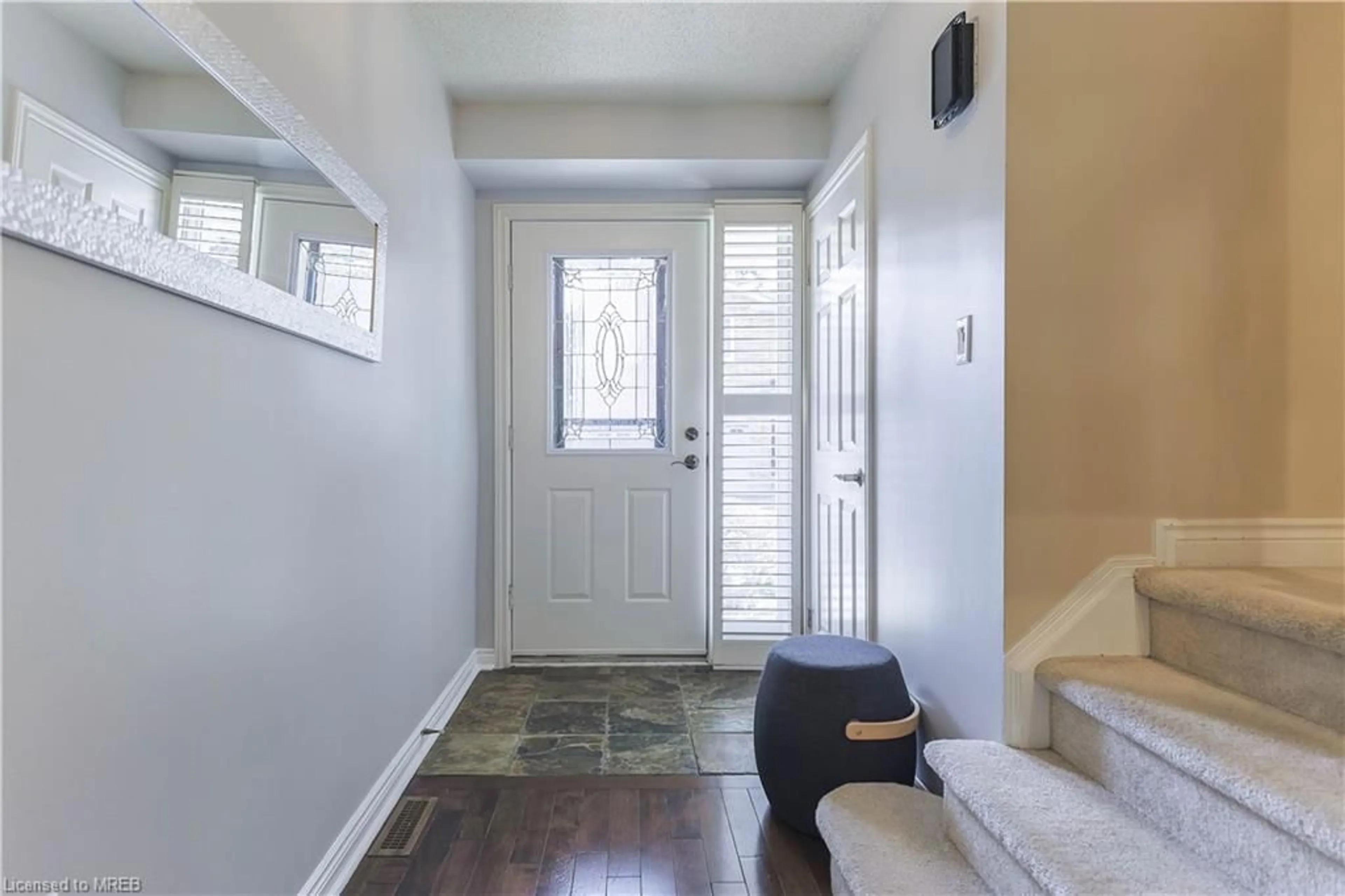 Indoor entryway for 230 Meadowbrook Dr #2, Ancaster Ontario L9G 4V2