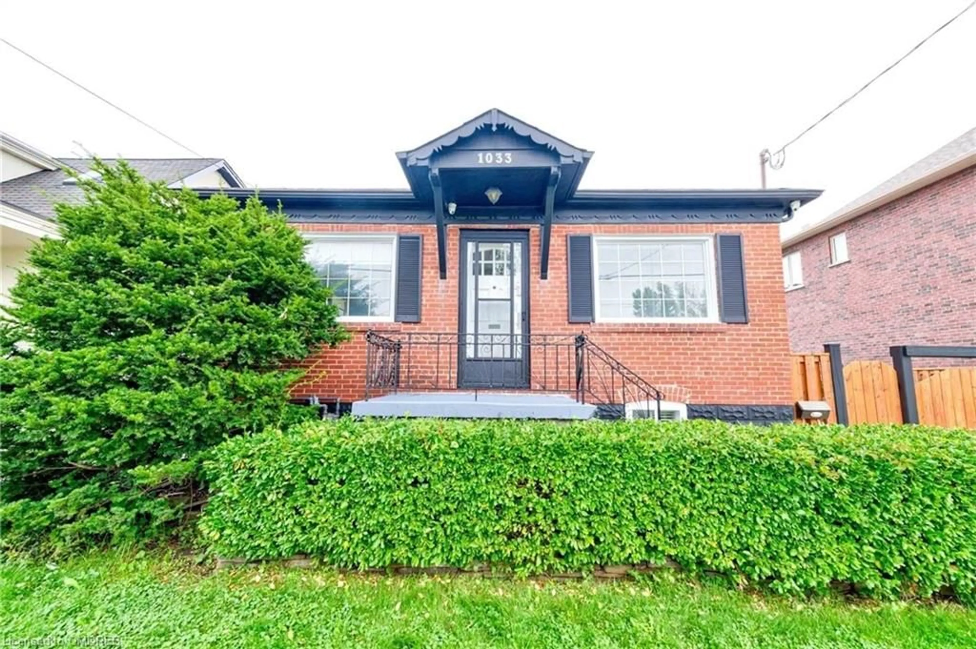 Home with brick exterior material for 1033 Haig Blvd, Mississauga Ontario L5E 2M4