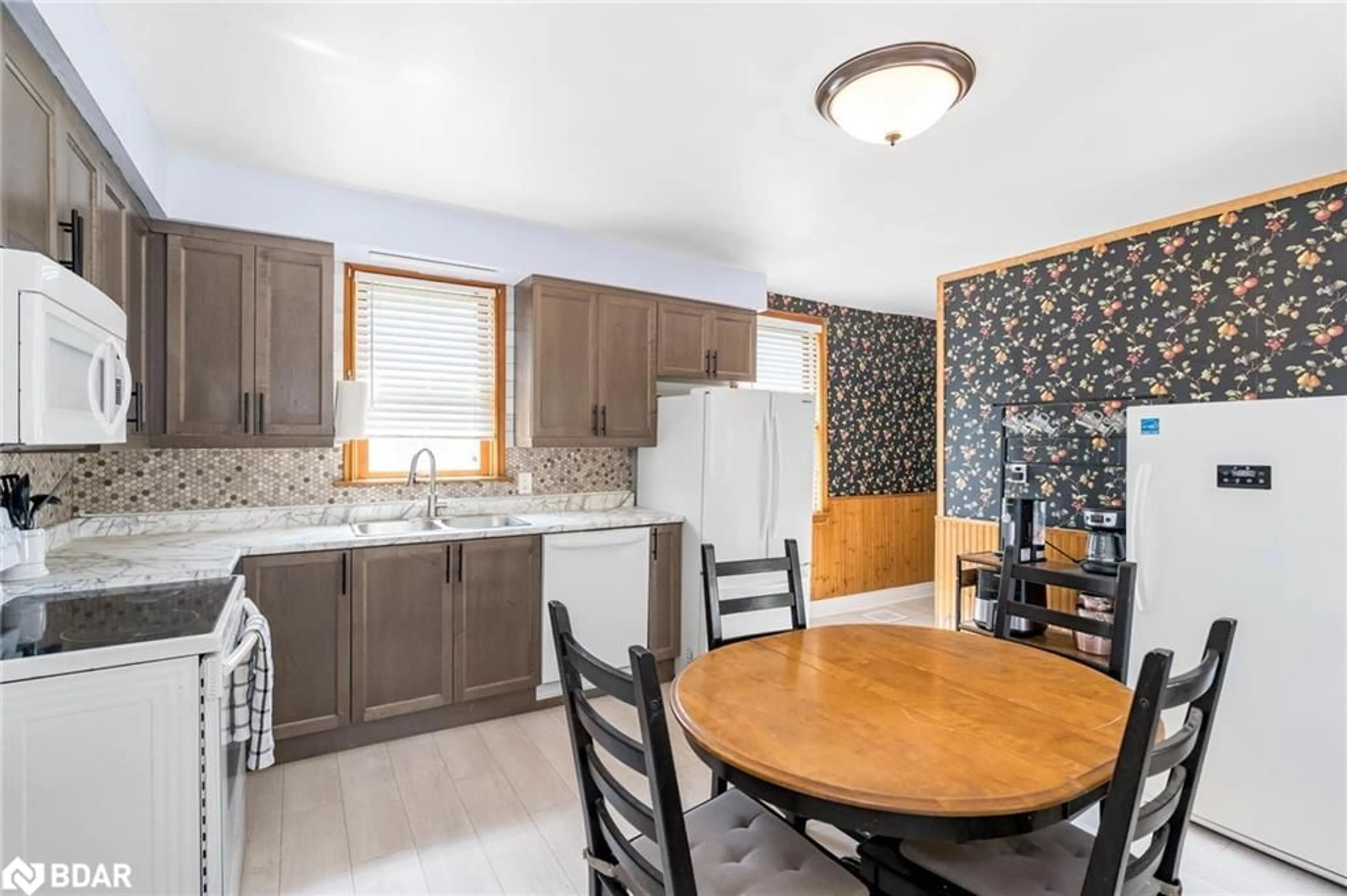 Standard kitchen, wood floors, cottage for 15 George St, Innisfil Ontario L0L 1L0