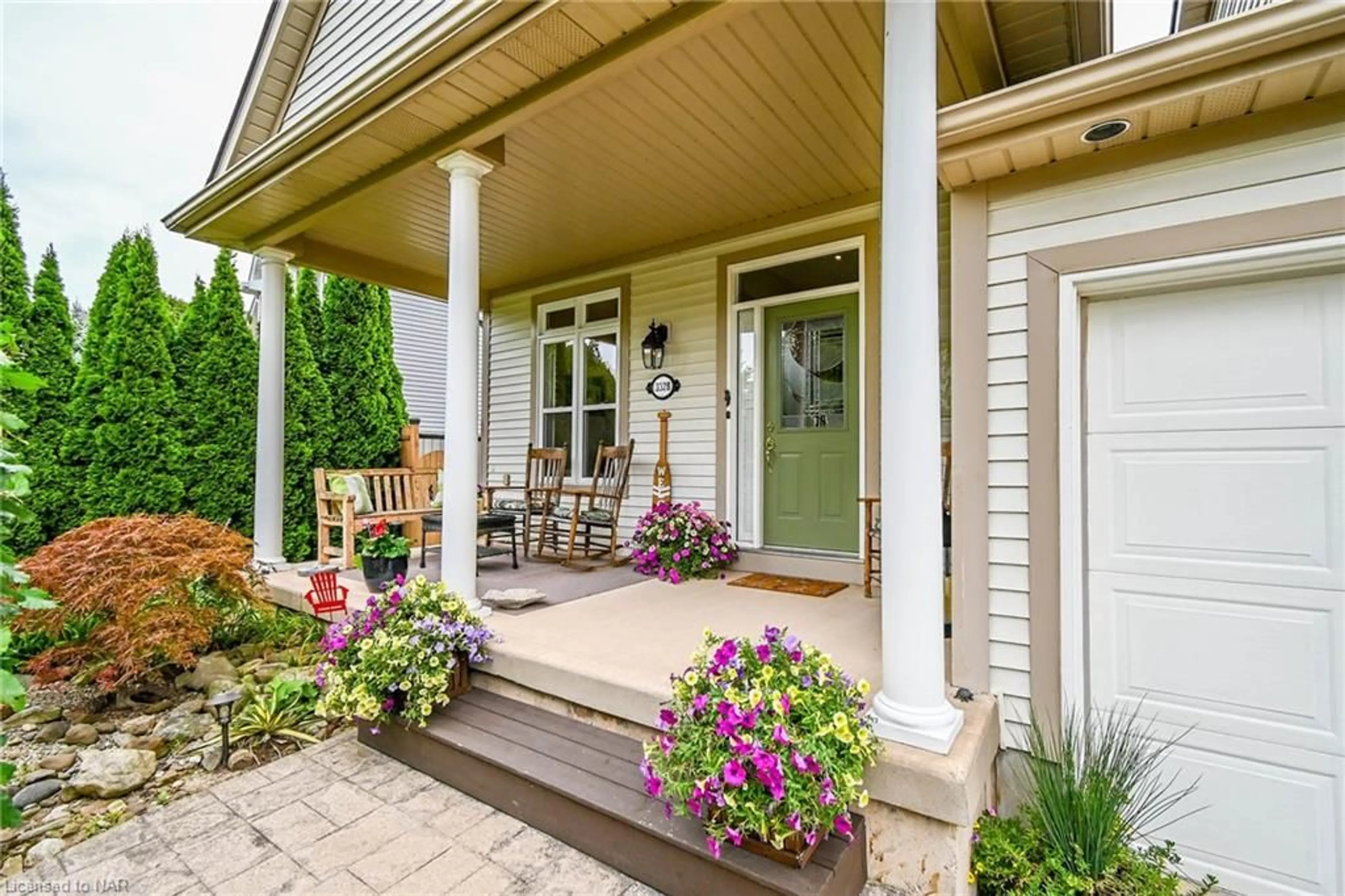 Indoor entryway, wood floors for 3328 Dustan St, Vineland Station Ontario L0R 2E0