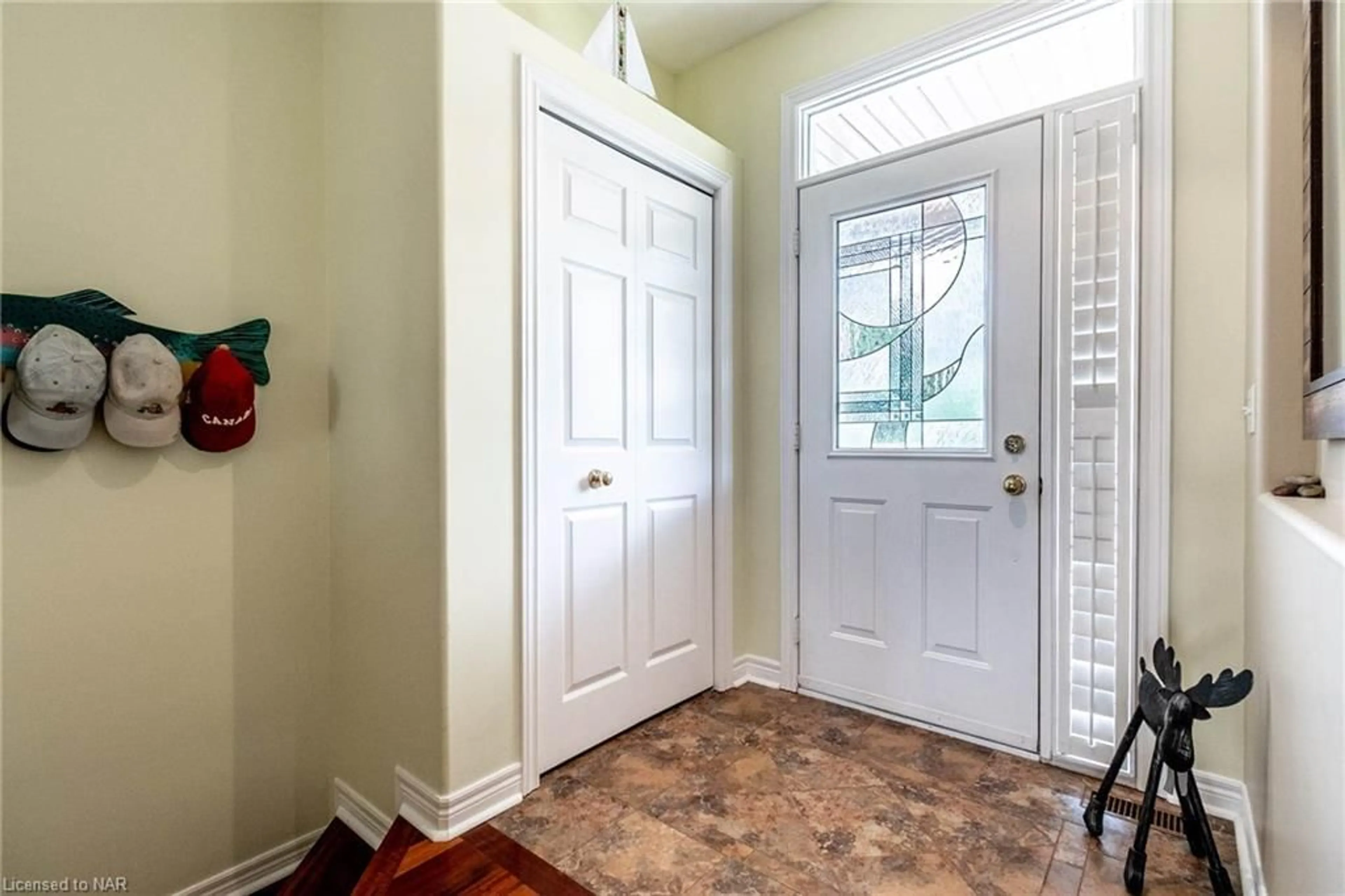 Indoor entryway, wood floors for 3328 Dustan St, Vineland Station Ontario L0R 2E0