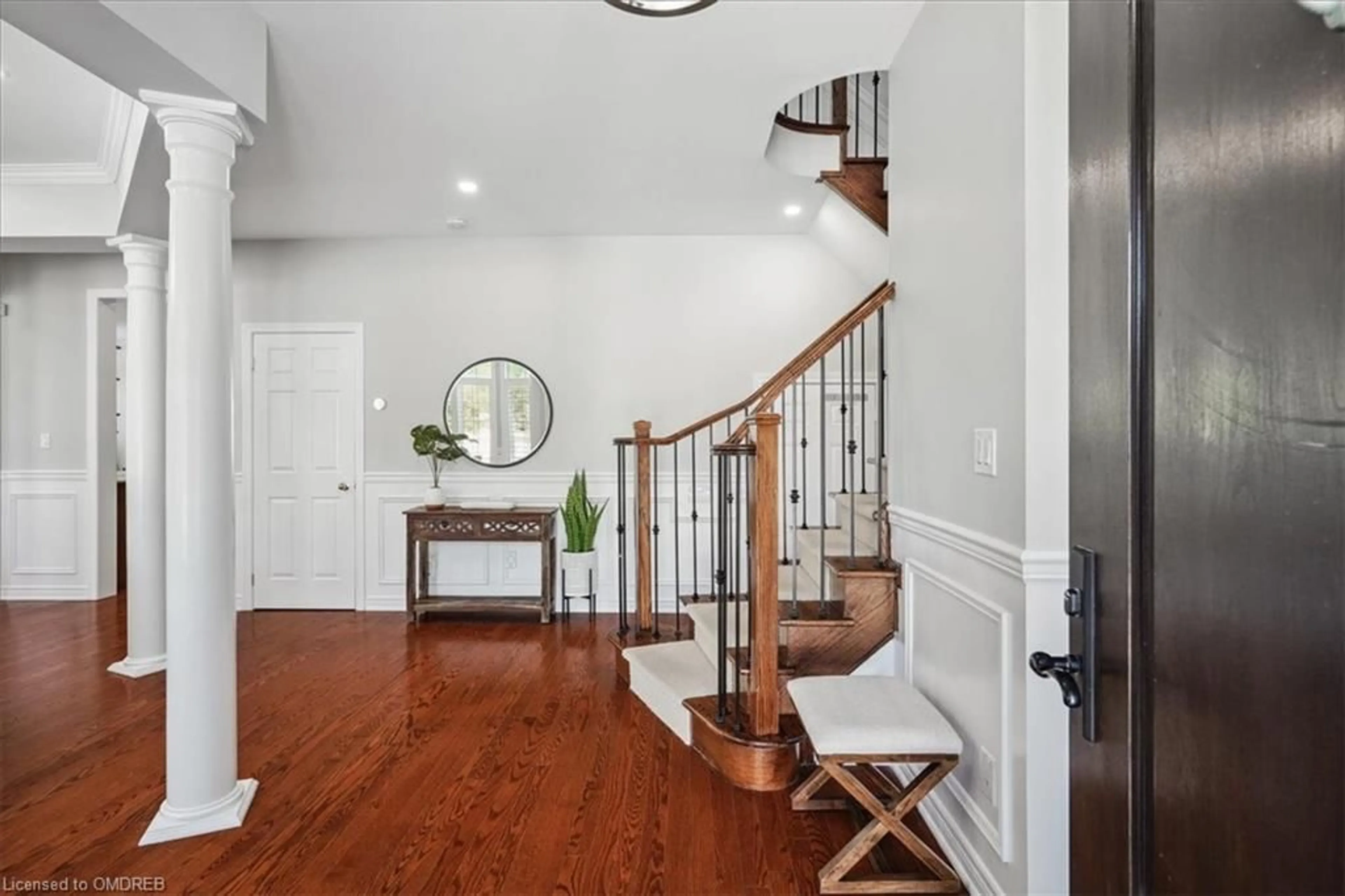 Indoor entryway, wood floors for 3105 Jenn Ave, Burlington Ontario L7M 0K7