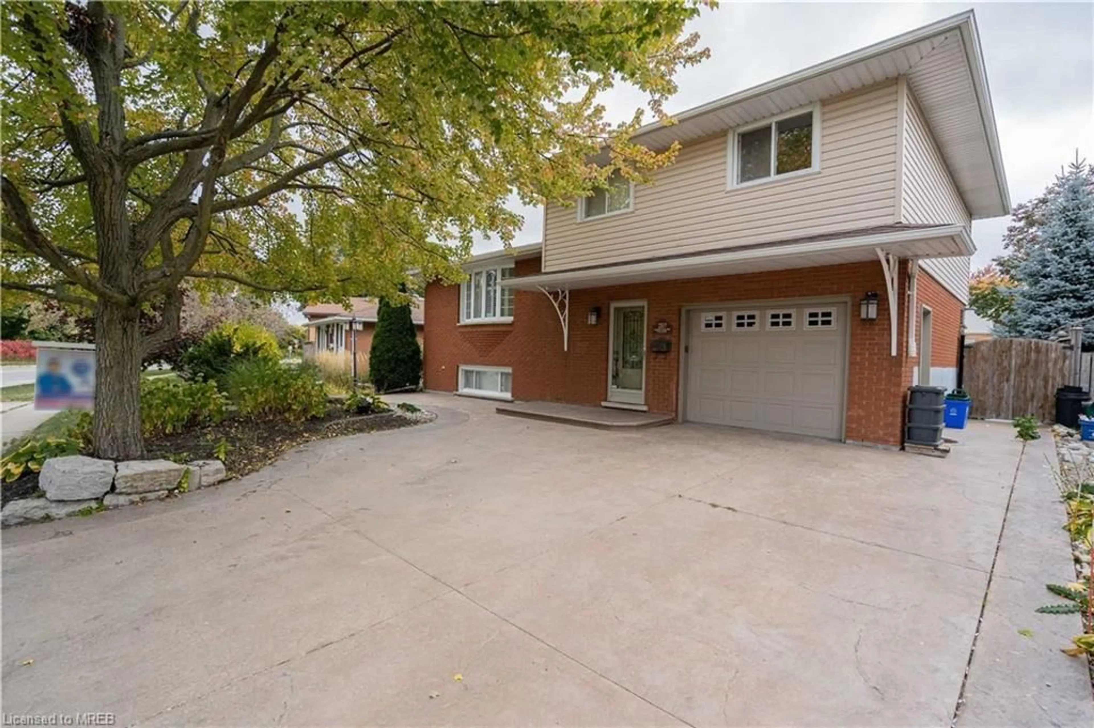 Frontside or backside of a home for 207 Christopher Dr, Cambridge Ontario N1R 4S6