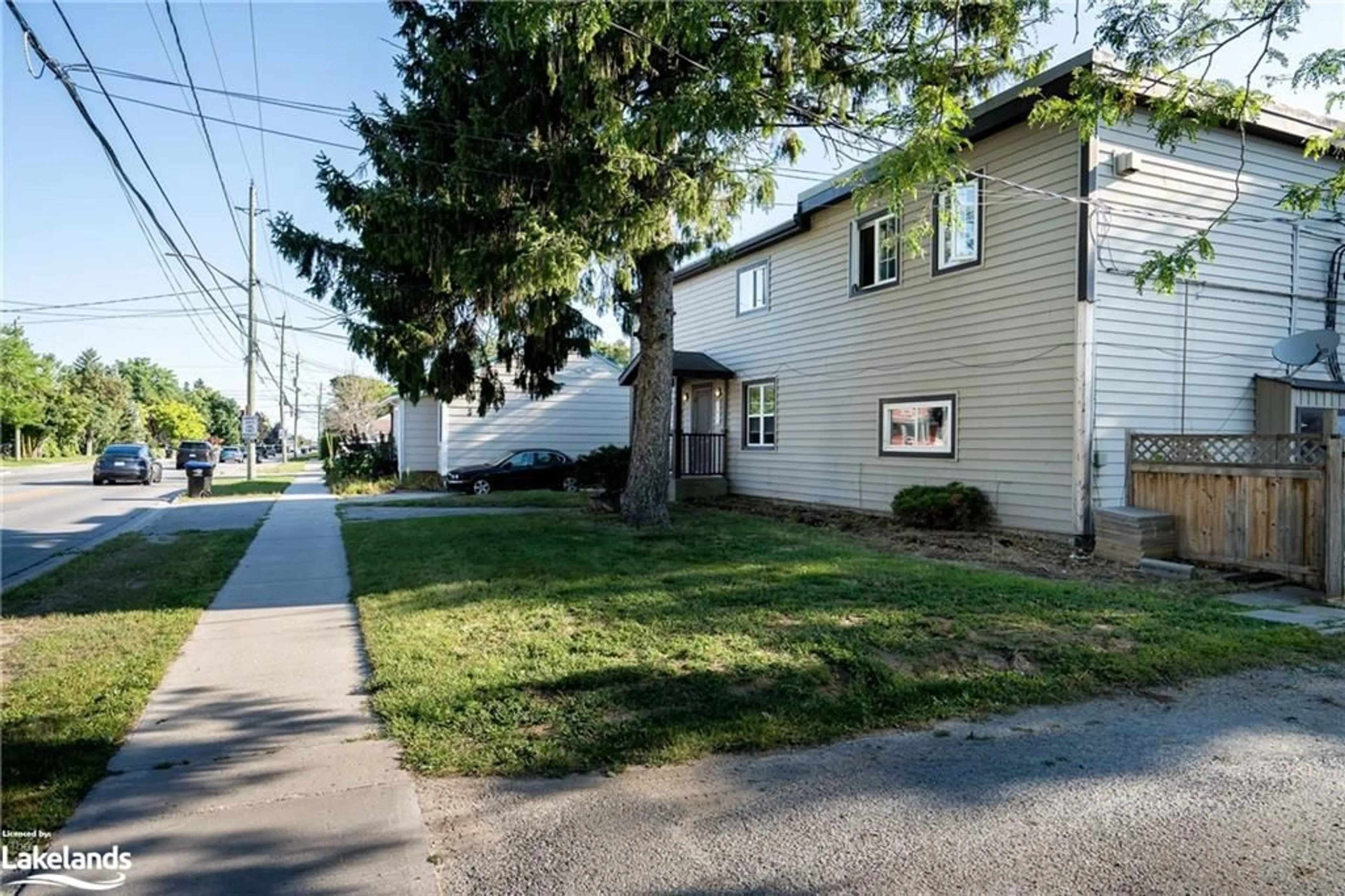 A pic from exterior of the house or condo, the street view for 593 Hurontario St, Collingwood Ontario L9Y 2N4