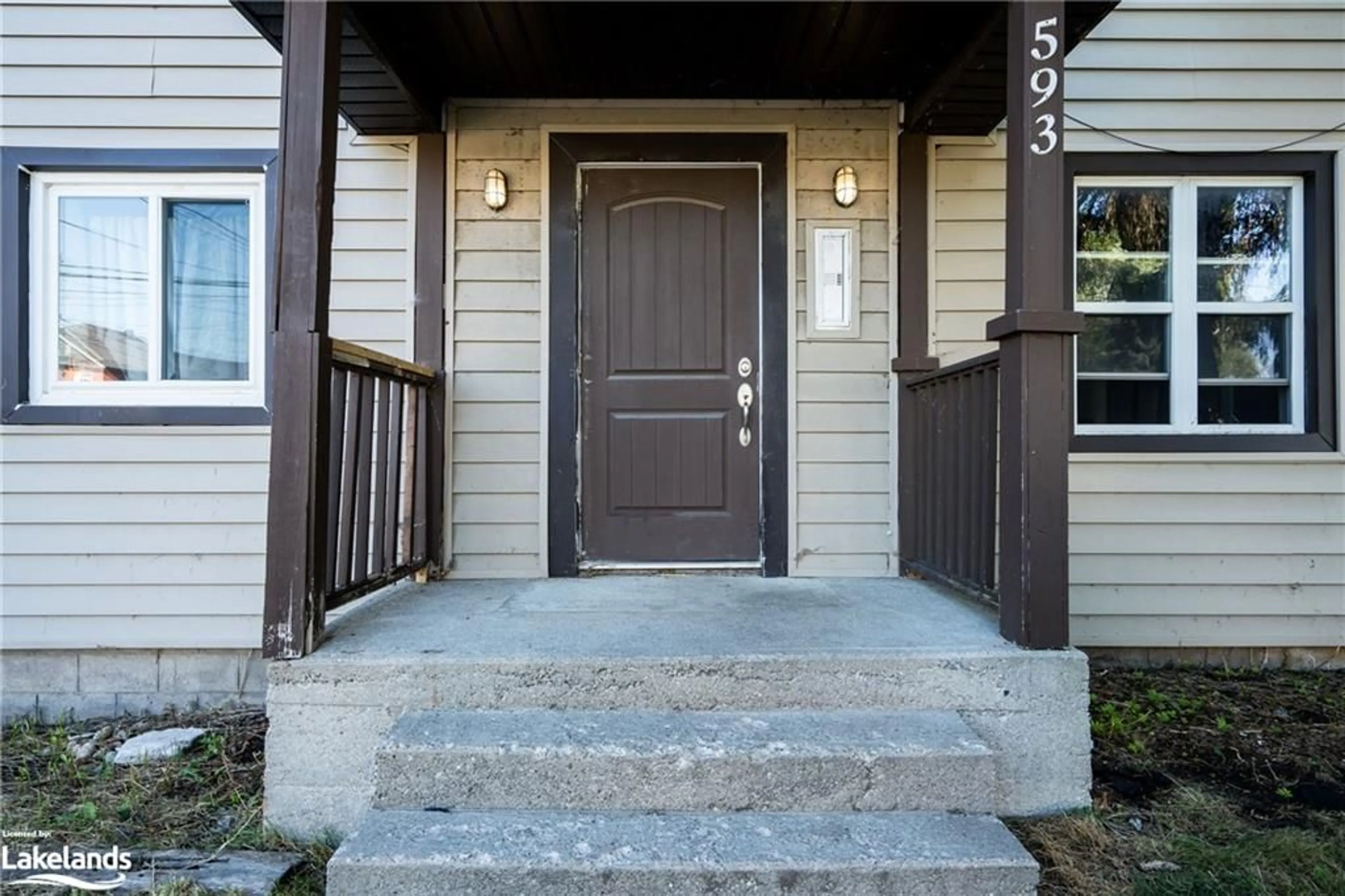 Indoor entryway, wood floors for 593 Hurontario St, Collingwood Ontario L9Y 2N4