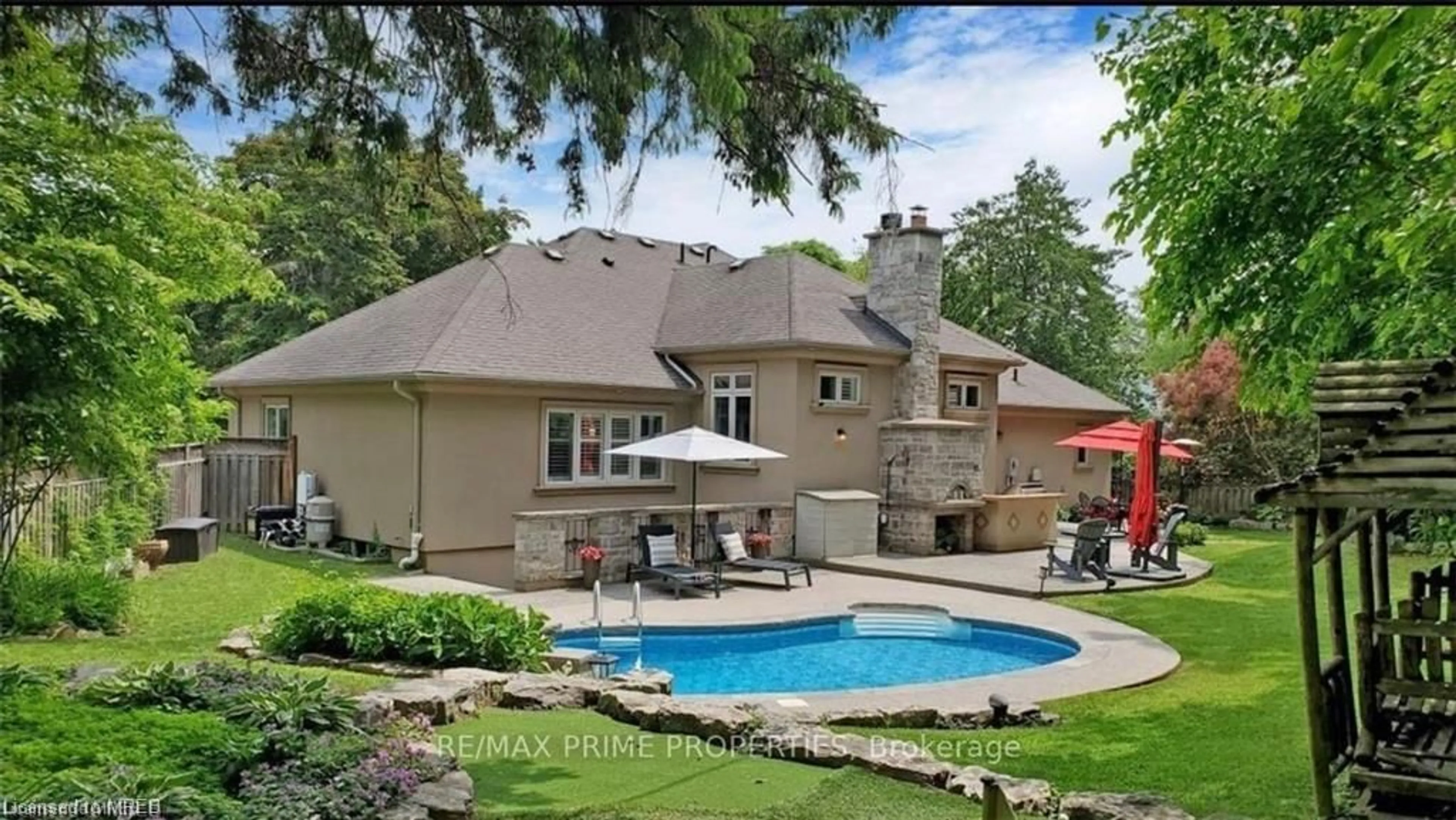 Indoor or outdoor pool for 950 Harvey Pl, Burlington Ontario L7T 3G1